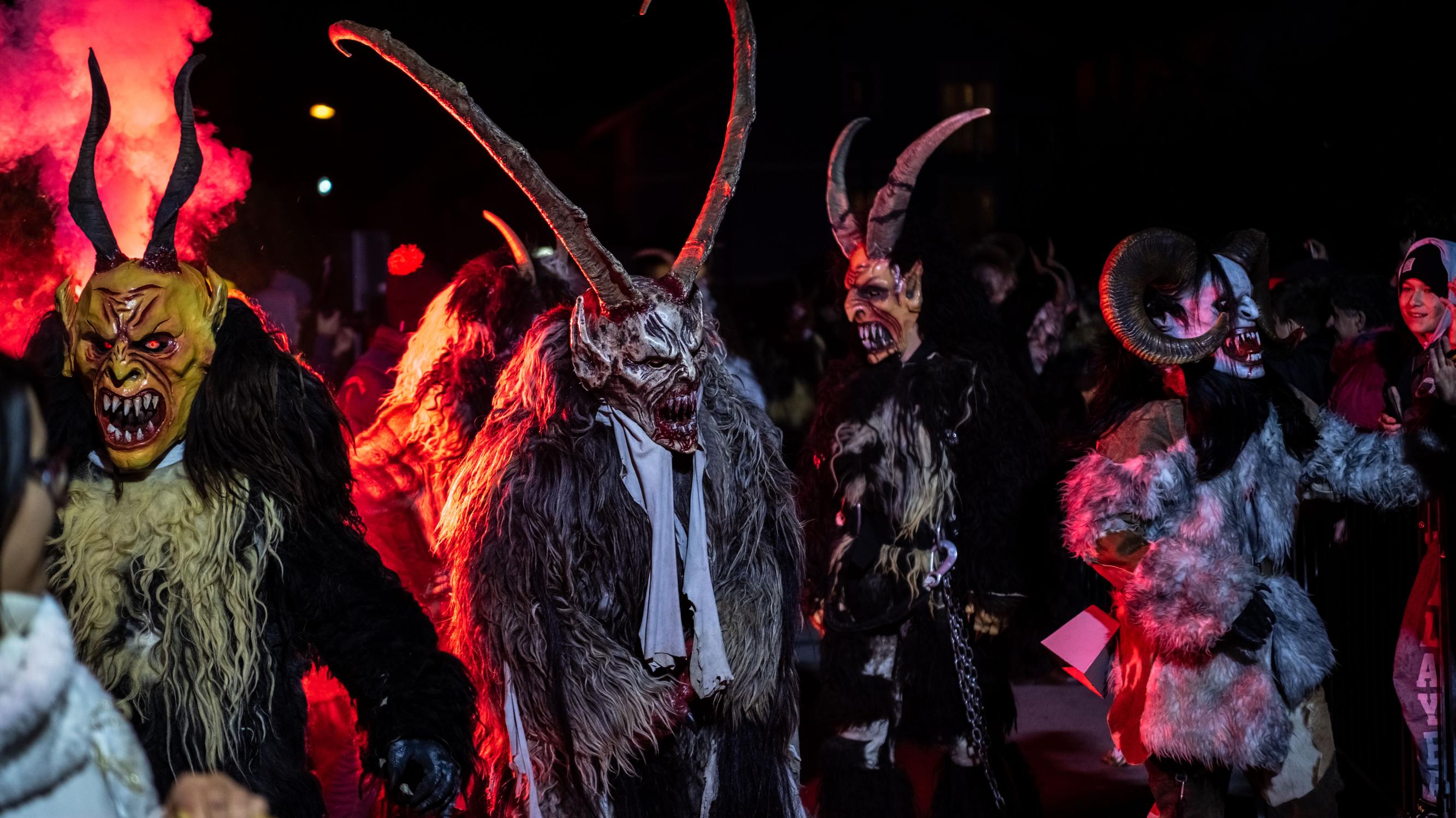 Onko täällä tuhmia aikuisia? Pakanallisessa eurooppalaisessa jouluperinteessä Krampus tulee ja piiskaa