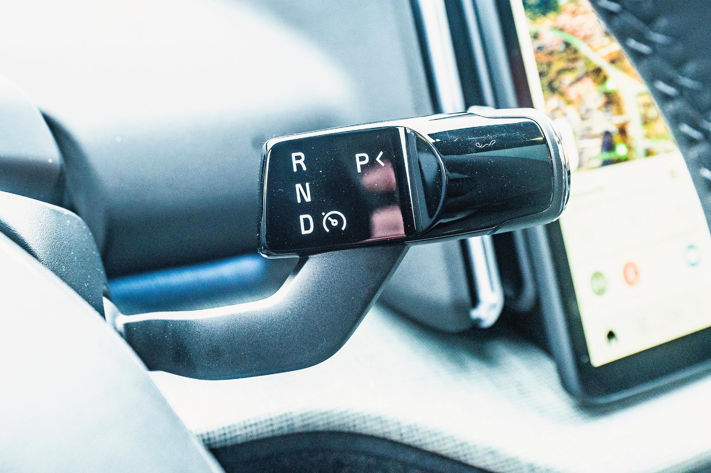 Volvo EX30:n niin sanottu vaihdekeppi on kiinni ohjauspylväässä.