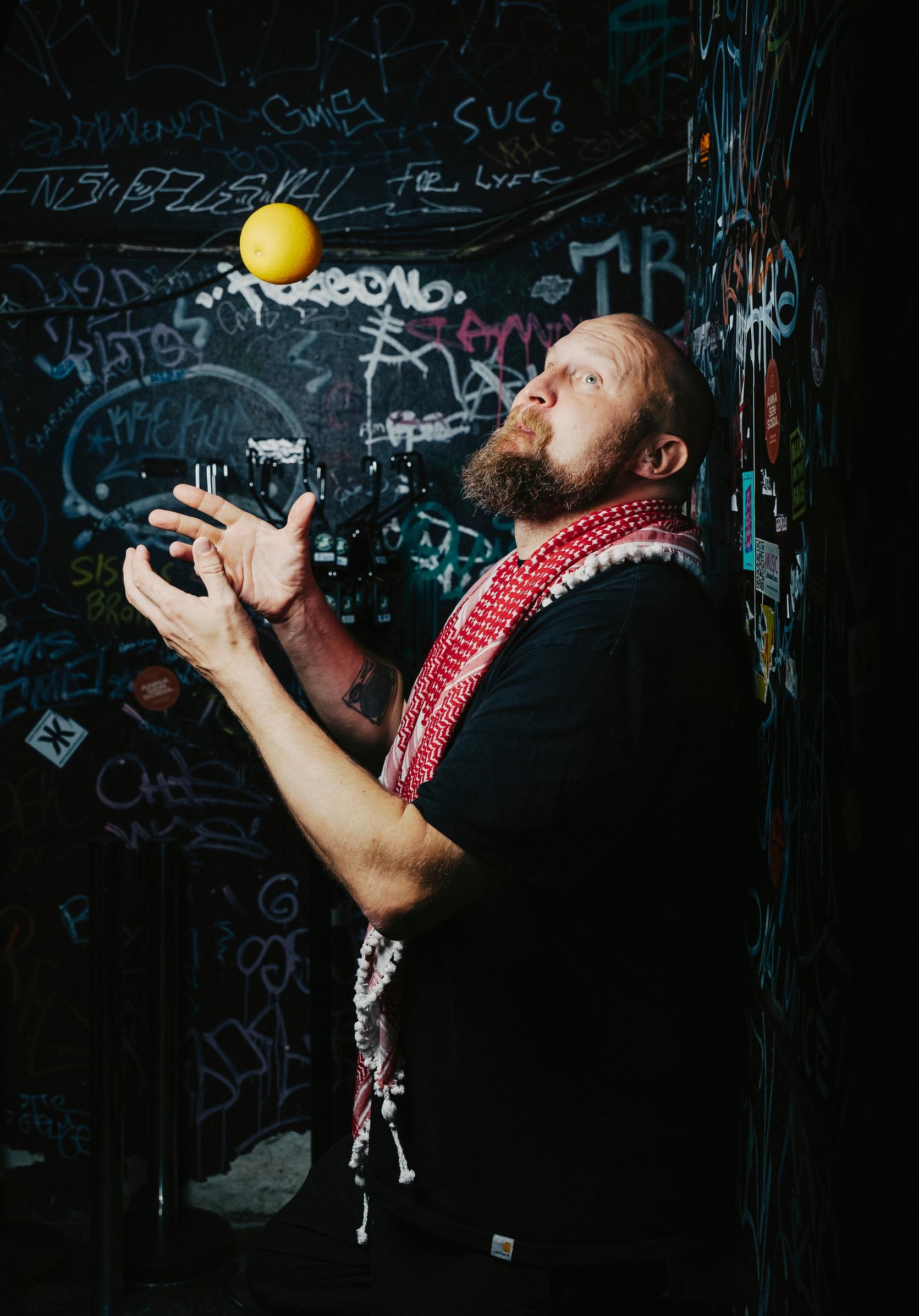 Helsinkiläinen rap-artisti Paleface on julkaissut useita levyjä ja kirjoja ja toiminut eri yhtyeidenkin riveissä.