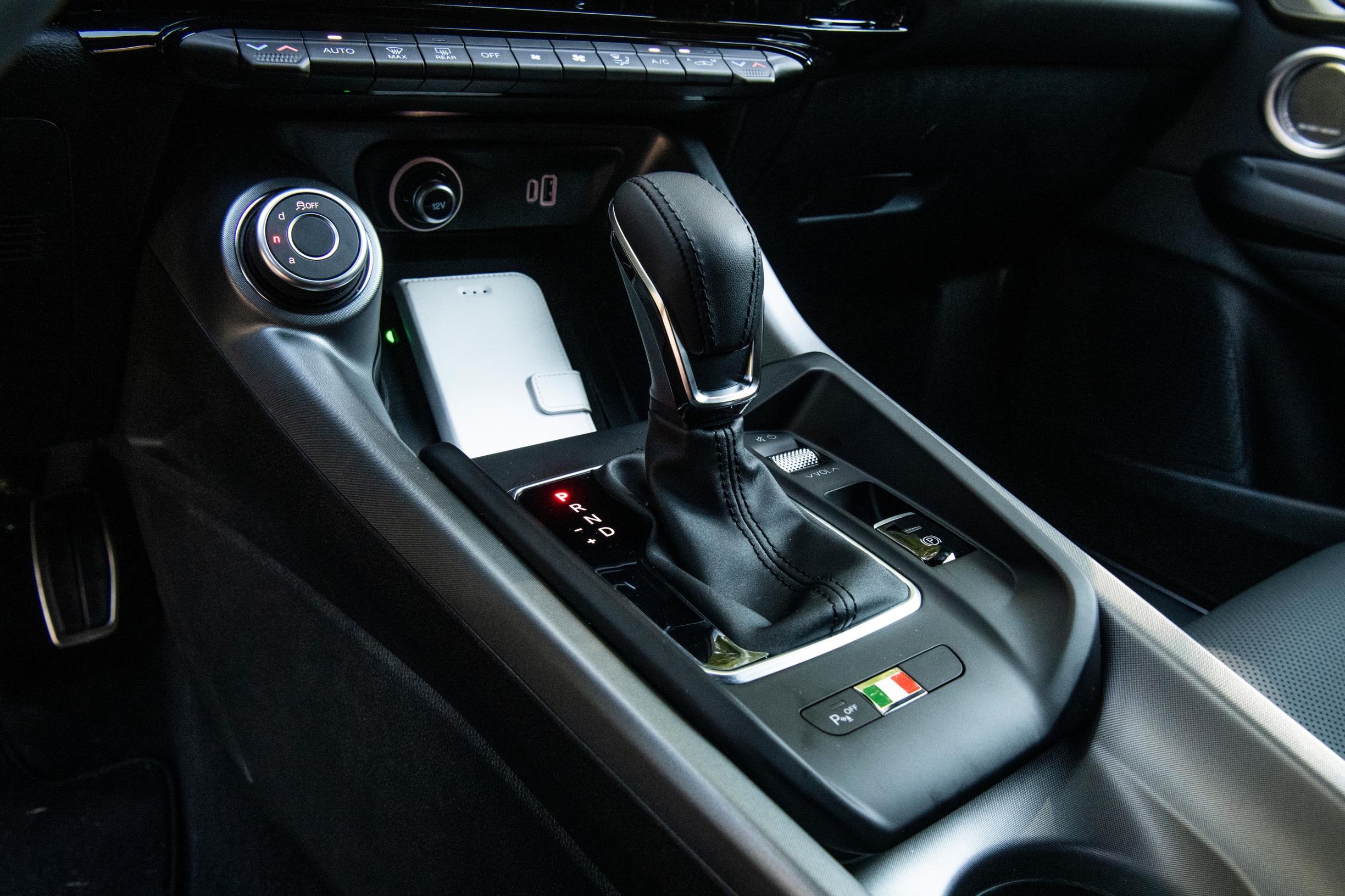 Alfa Romeo Tonale 1.5 MHEV 160 hv 7DCT Edizione Speciale keskikonsoli