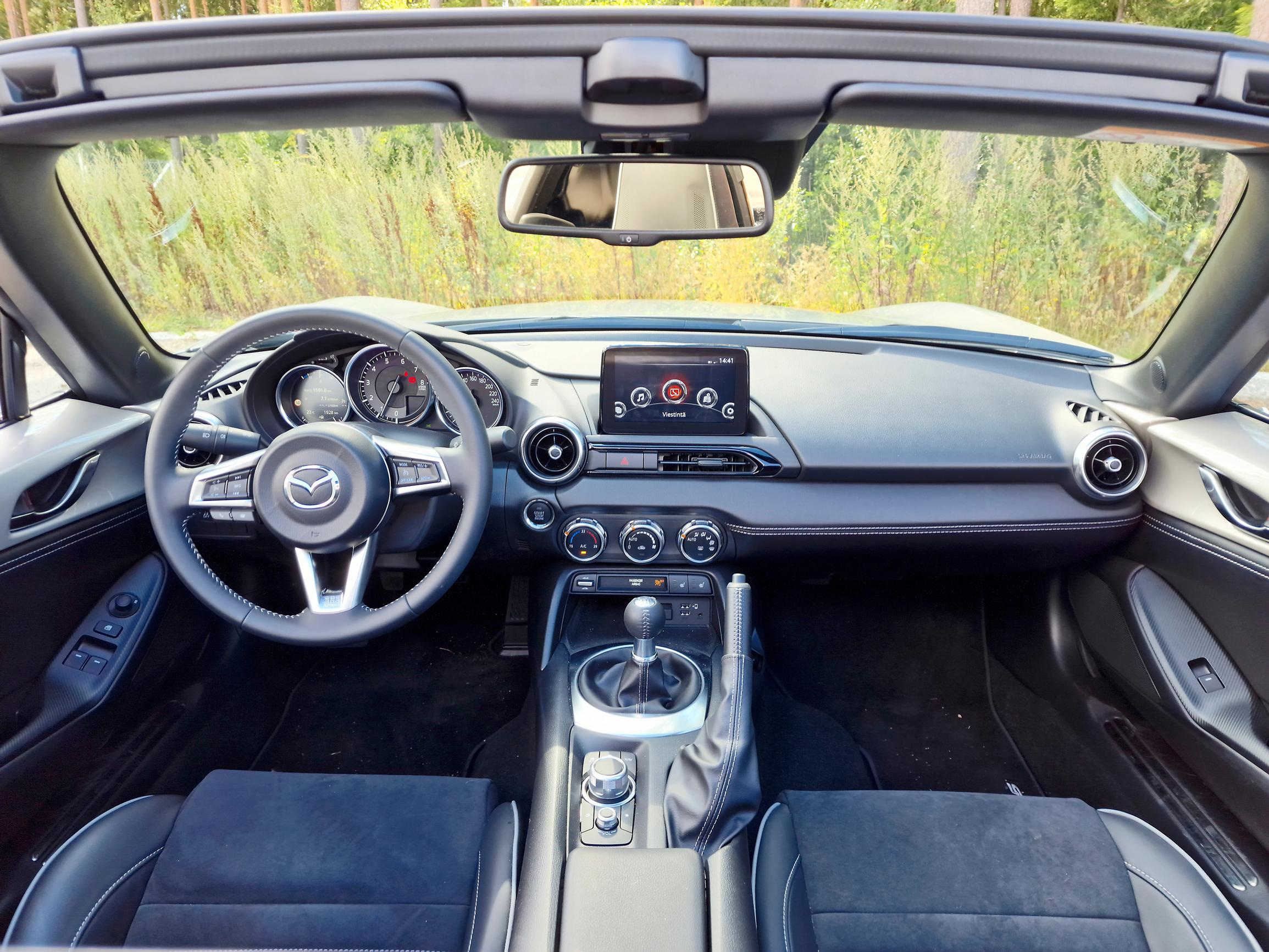 Mazda mx-5 RF 2.0 (184) Skyactiv-G Luxury Sport MT ohjaamo