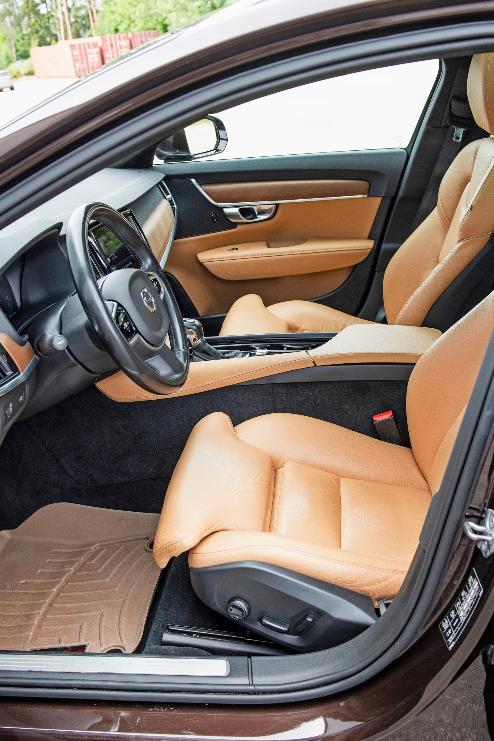 Vuoden 2017 Volvo V90 D4:n vaalea nahkaverhous miellyttää silmää.