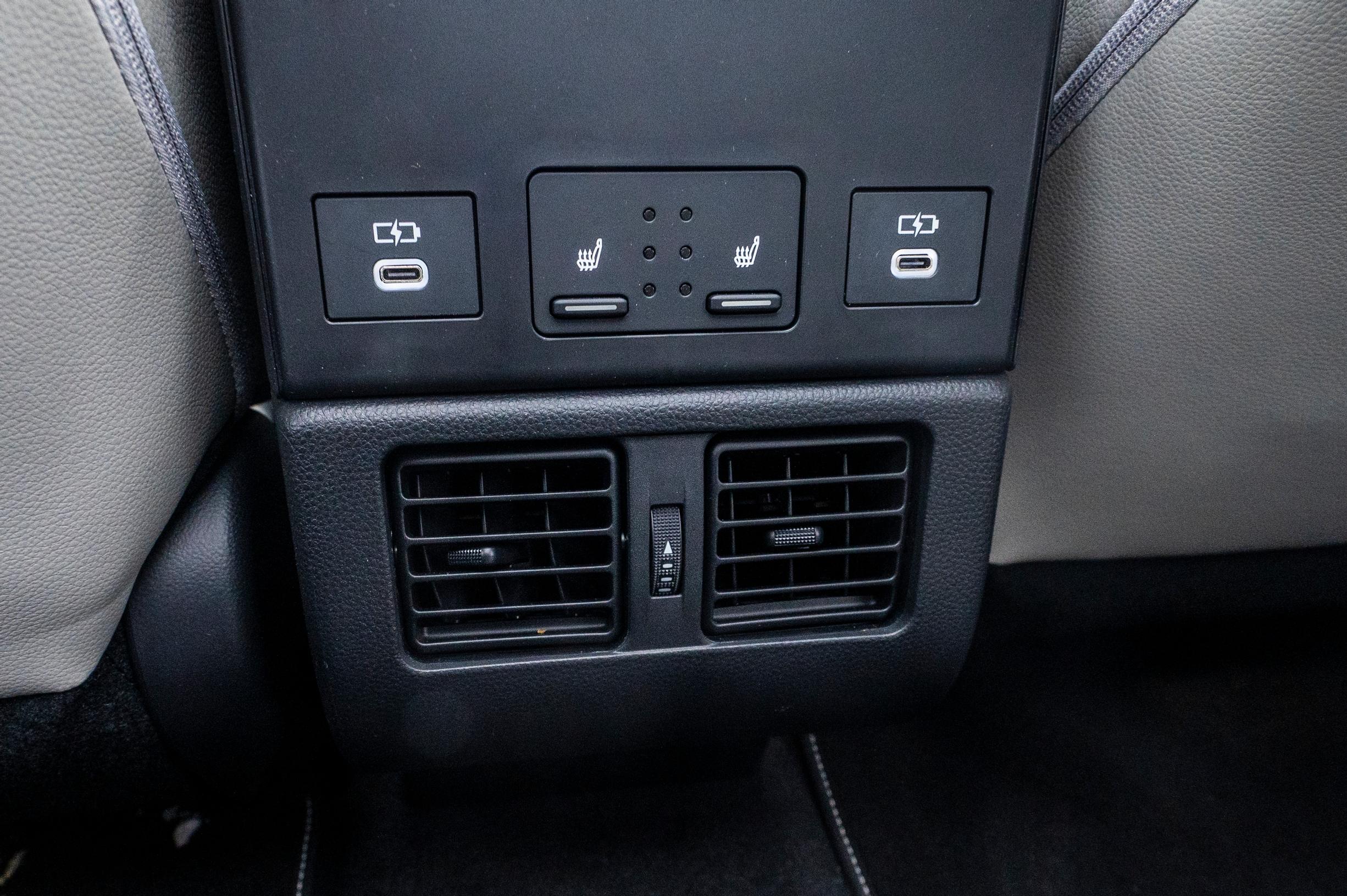 Toyota bZ4X Premium AWD takaistuimen reunapaikat ovat lämmitettävät ja latausportteja löytyy kaksi