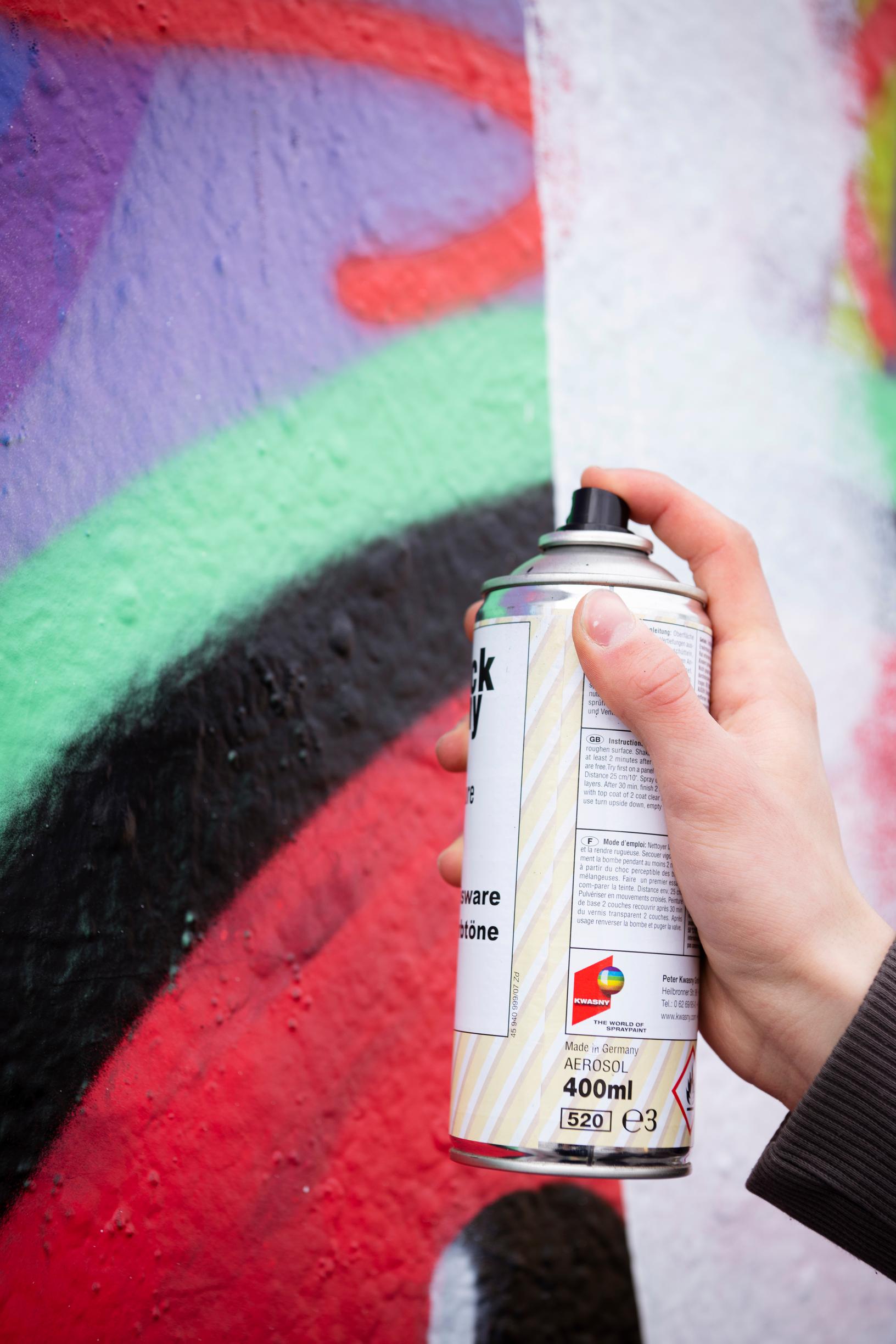Naisvihasta huolestunut Toivo Mahlamäki toteutti tasa-arvon puolesta liputtavan graffitin Suvilahteen.