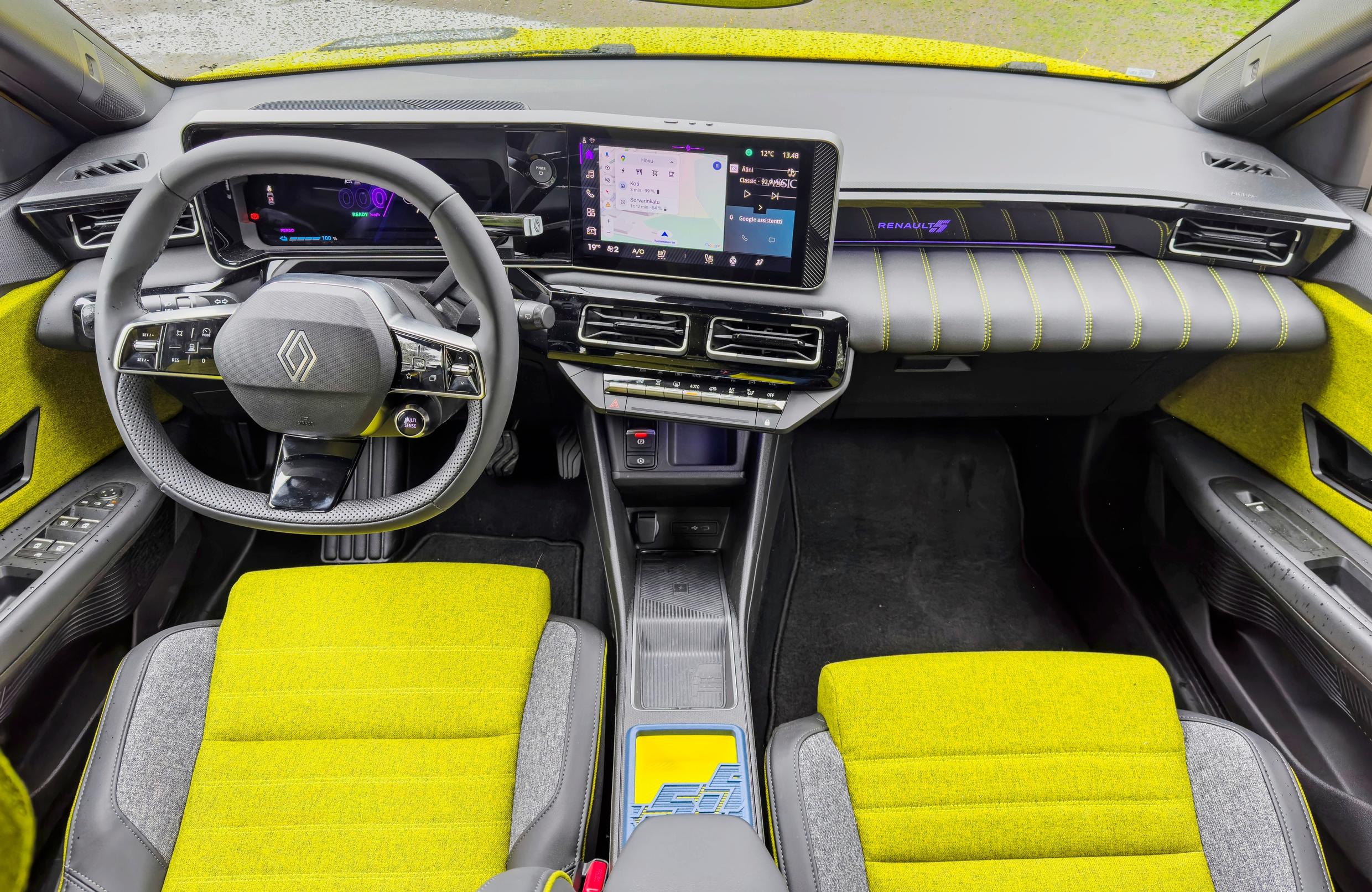 Renault 5:n kaarelle taivutettu mittariston ja keskinäytön yhdistelmä tulvii informaatiota.