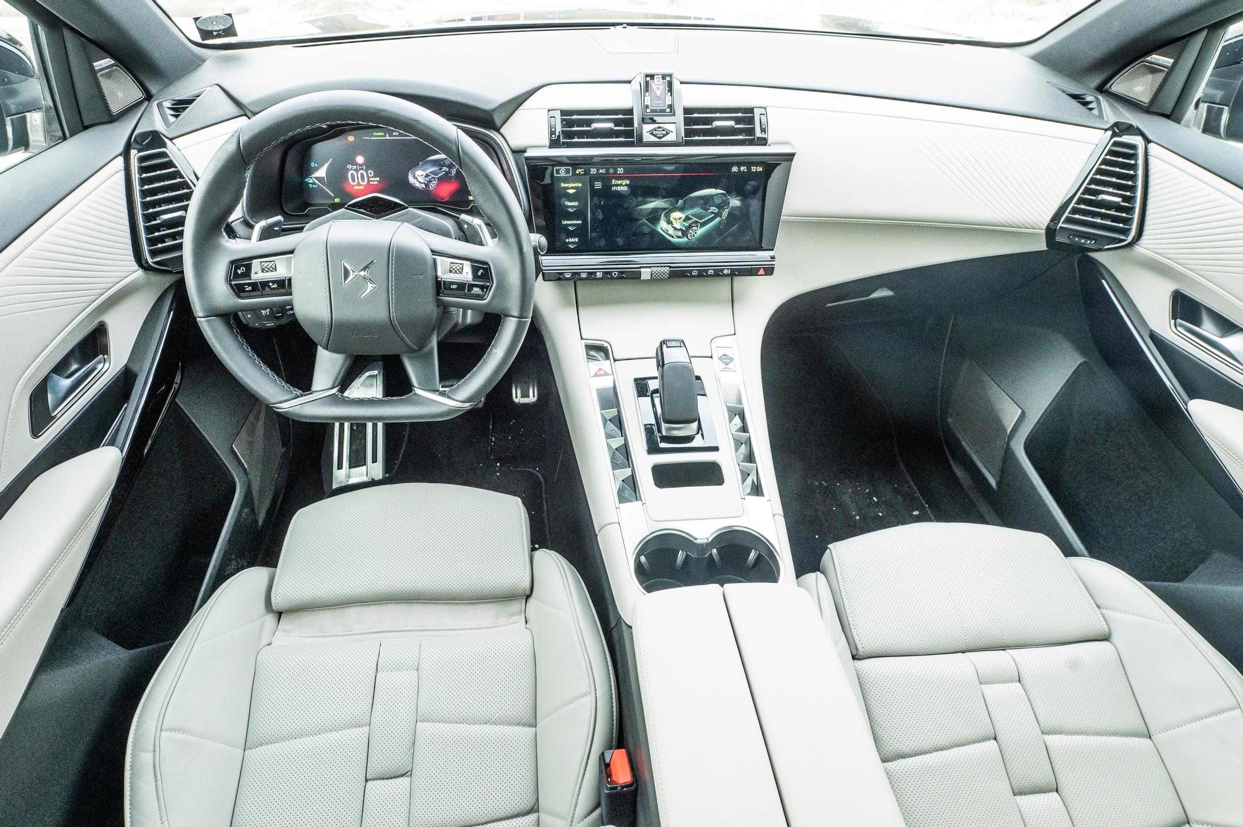 DS 7 E-Tense 300 4x4 Plug-in Hybrid Opera Business | Ohjaamoa hallitsevat suunnikkaat.