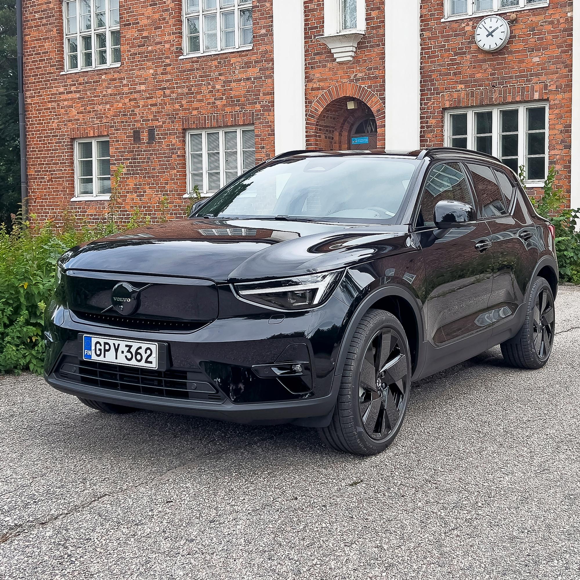 Volvo EX40 on sähköinen, ohjuksen lailla kulkeva autokaunotar hänelle, jolle tyyli on autossa se tärkein asia