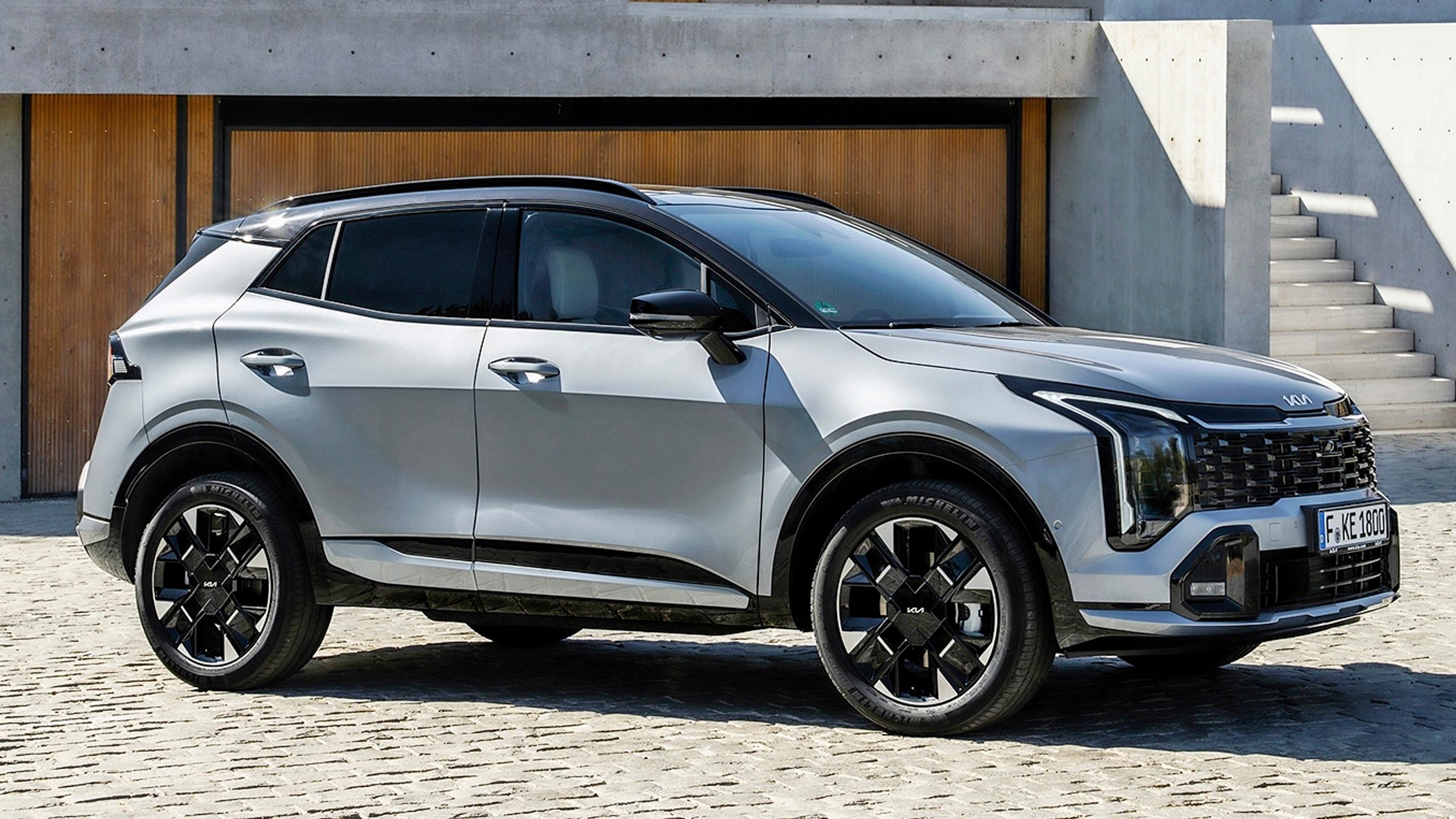 Uudistunut Kia Sportage Suomeen – facelift tuo kaksi kaarevaa näyttöä ja vahvemman hybridivoimalinjan – neliveto irtoaa maltillisella lisähinnalla