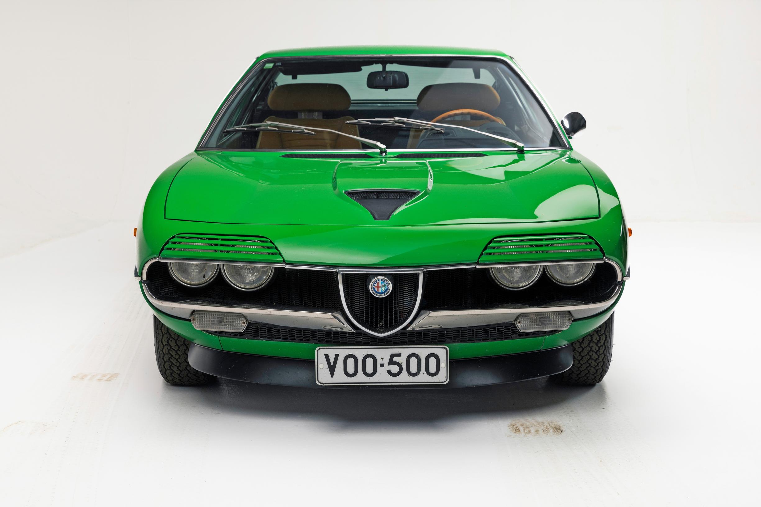 Alfa Romeo Montrealin keulailme ajovalojen silmäluomineen on sykähdyttävän kaunis ja ajaton.
