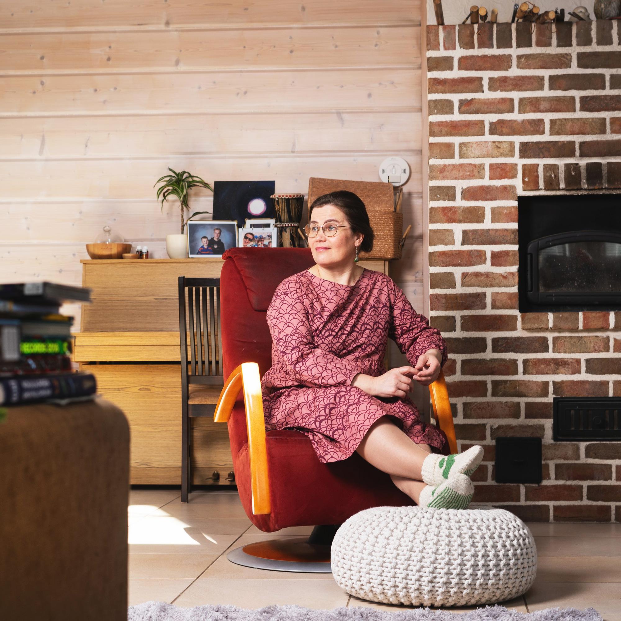 Koti keskellä kylää – Poliitikko Mirja Vehkaperän kodissa Haukiputaalla saa rullaluistella sisällä