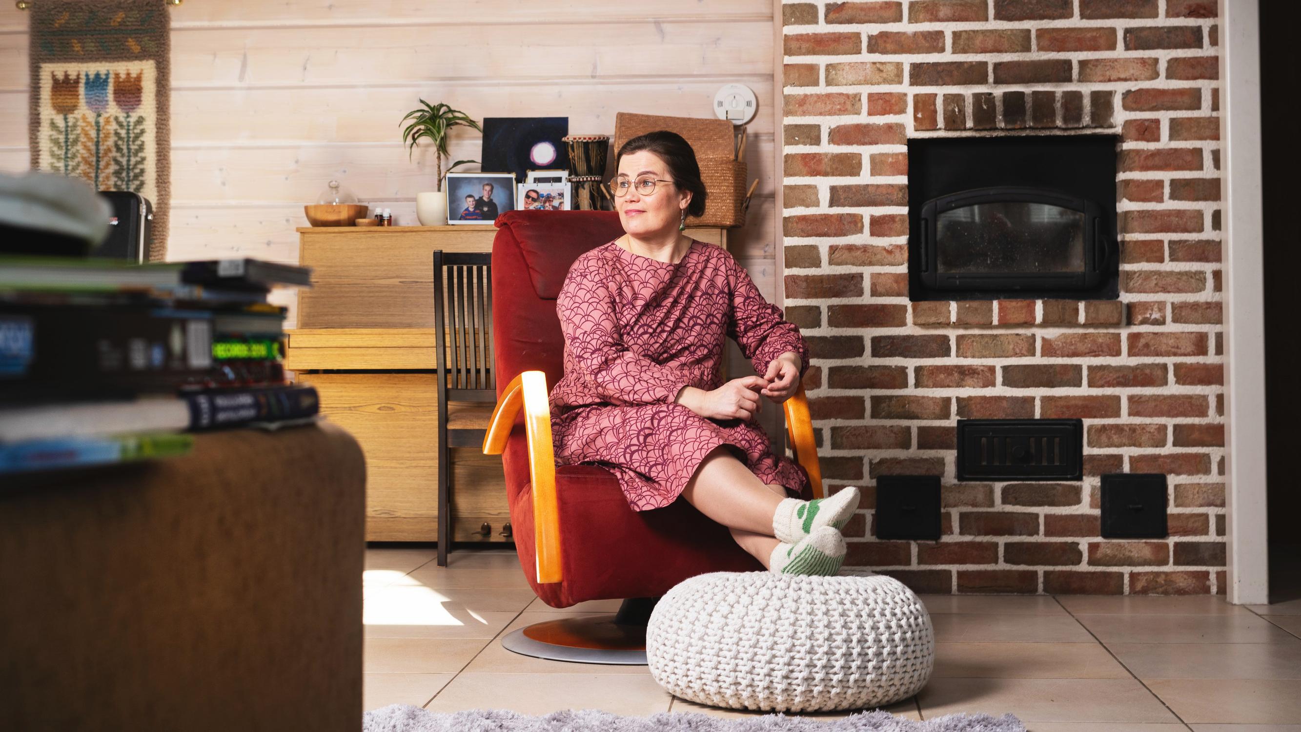 Koti keskellä kylää – Poliitikko Mirja Vehkaperän kodissa Haukiputaalla saa rullaluistella sisällä