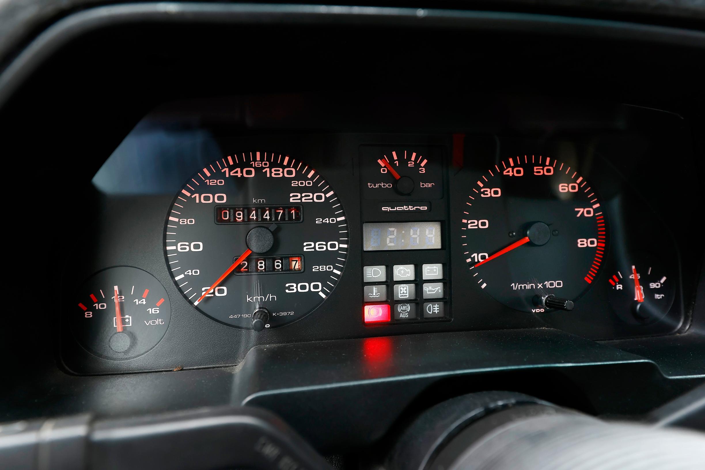 Audi Quattron mittaristossa kaikki kohdallaan, joskin 300 km/h on hieman liioittelua. Punaraja alkaa vasta 7000 kierroksen jälkeen.
