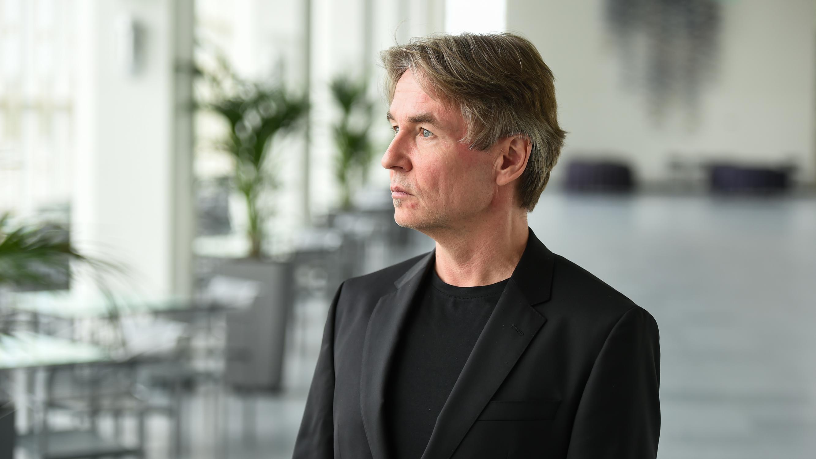 Säveltäjä-kapellimestari Esa-Pekka Salonen vastasi myöntävästi kahteen sävellystilaukseen: ”Voin mä yrittää” 