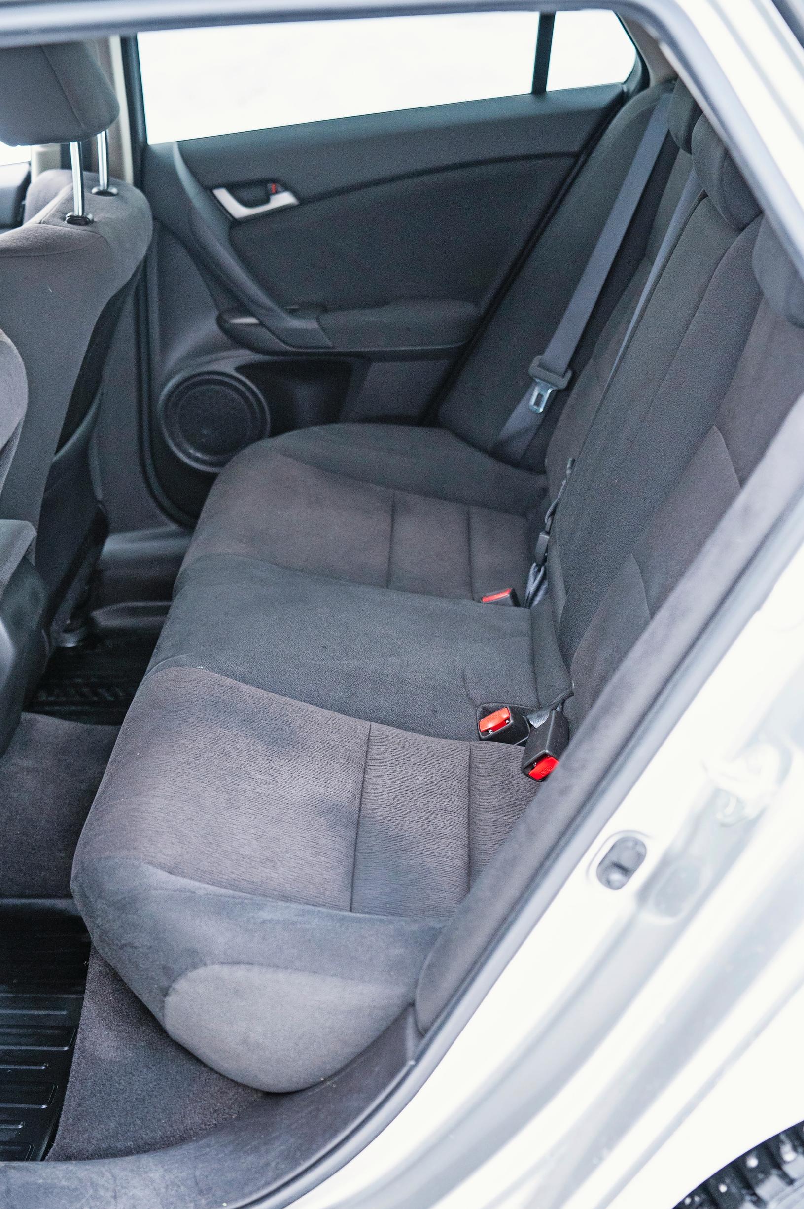 Honda Accordin takapenkillä tunnelmat eivät ole kovin avarat.