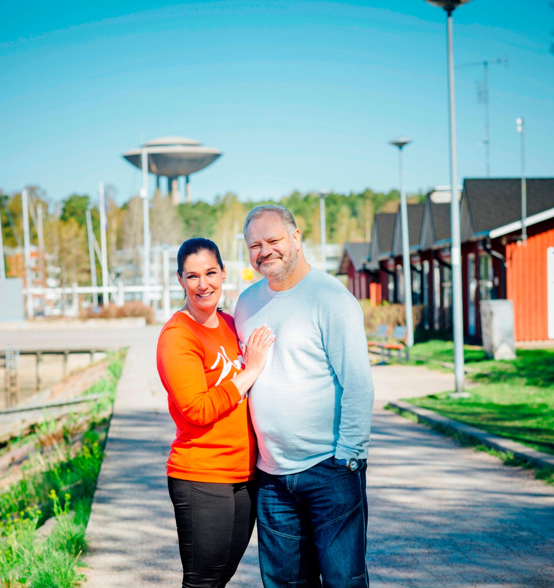 Esa ja Tuuli Tikkasen ensimmäinen yhteishaastattelu - Tuuli: "Esa pommitti minua Tinderissä viesteillä"