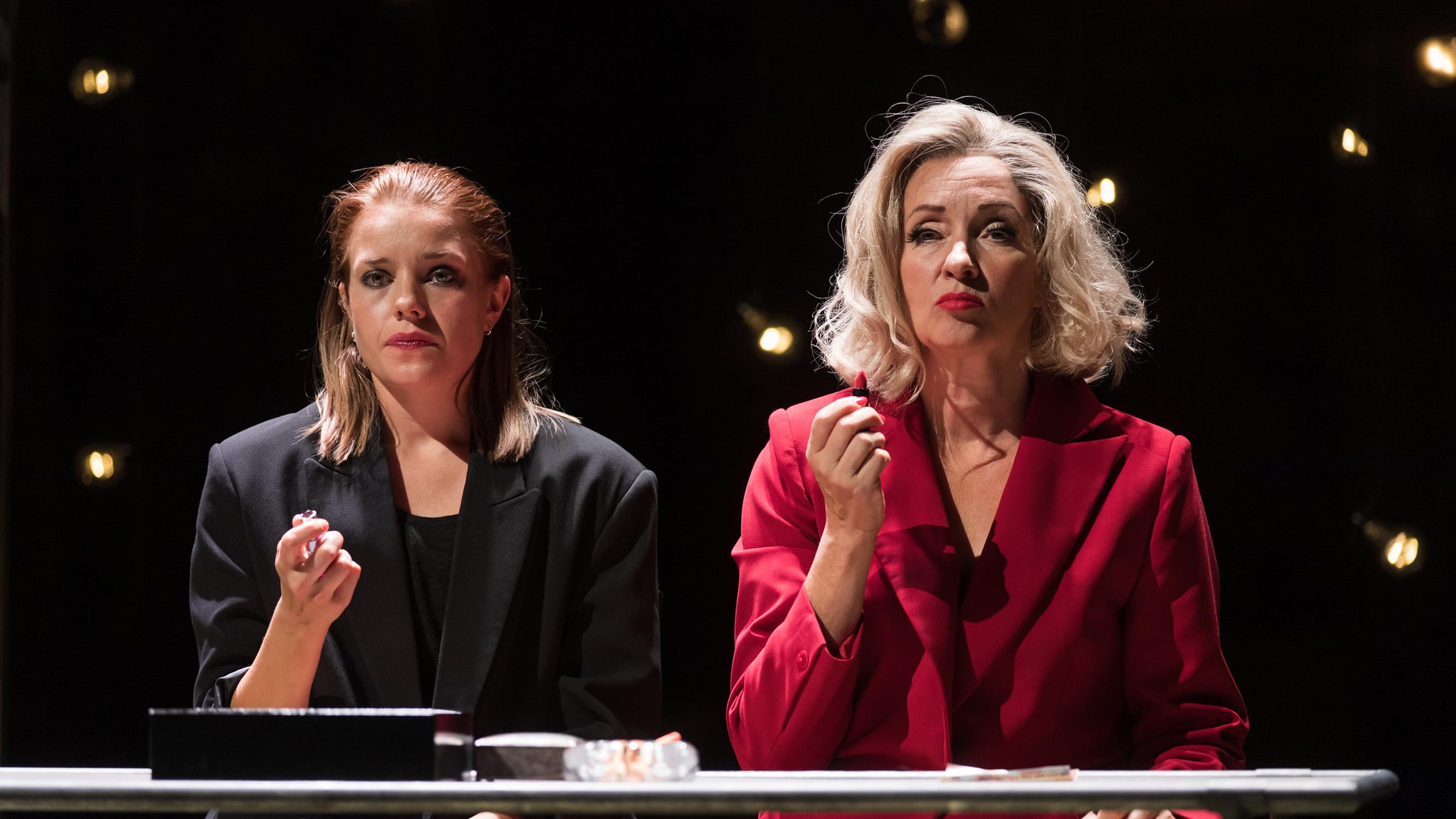 Kansallisteatterin Kaikki äidistäni tuo keskiöön naiset ja naiseuden esityksen