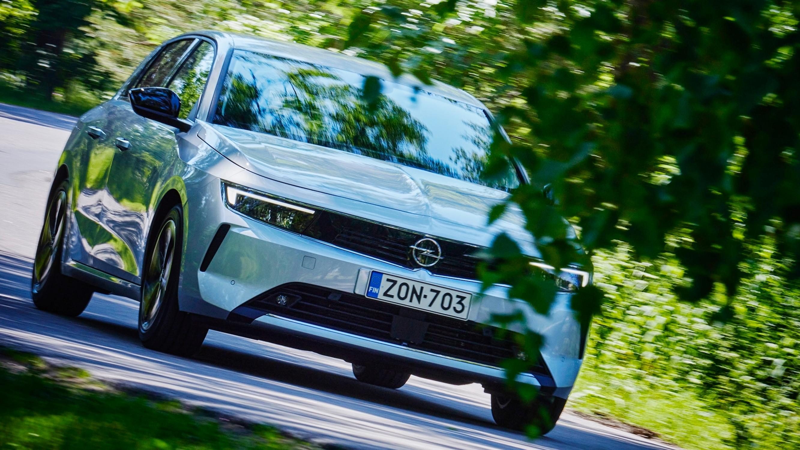 Uusi Opel Astra on samaa sukua kuin aiemmat, mutta täysin eri maata – Varoituksen sana puristeille