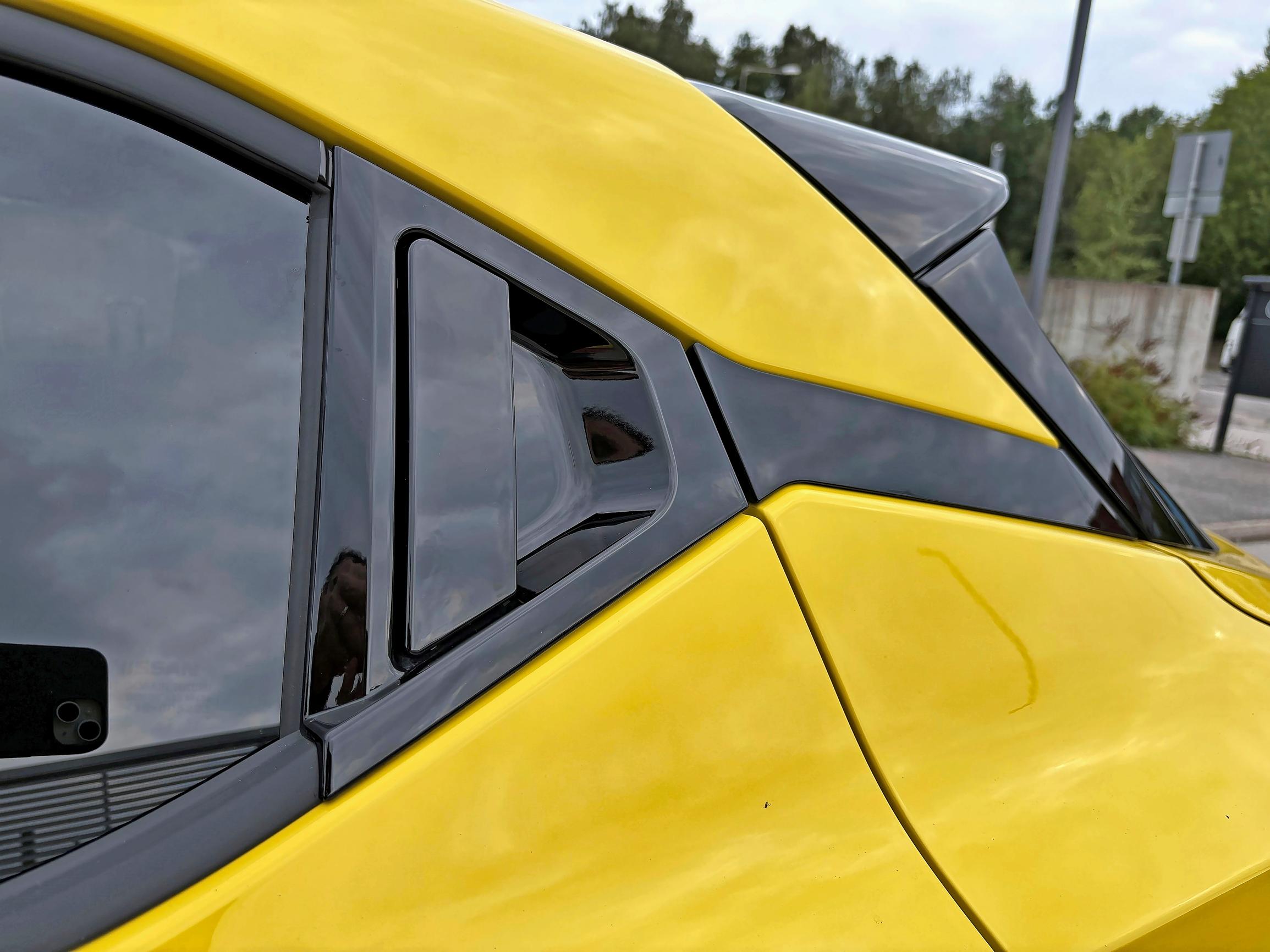 Nissan Juke Hybridin ovenkahvat ovat pienempien kyytiläisten kannalta hankalat. Pituus ja voimat eivät tahdo riittää, ja kurotellessa vaatteet likaantuvat.