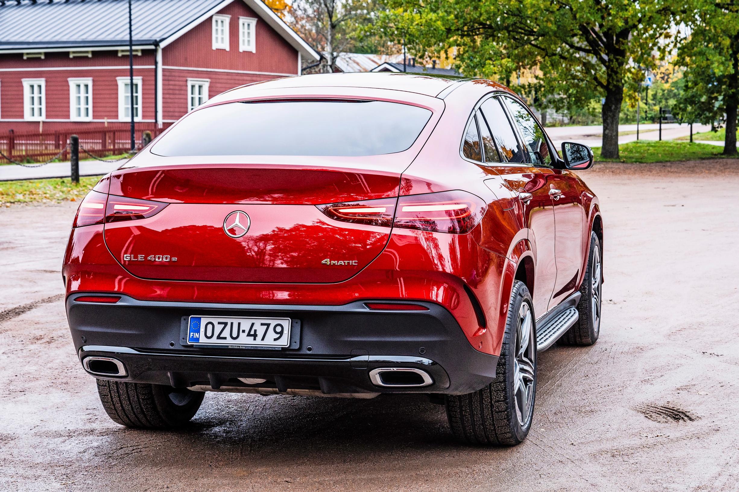 Mercedes-Benz GLE:n viisto perä verottaa näkyvyyttä takasuuntaan – on pakko luottaa kameraan.