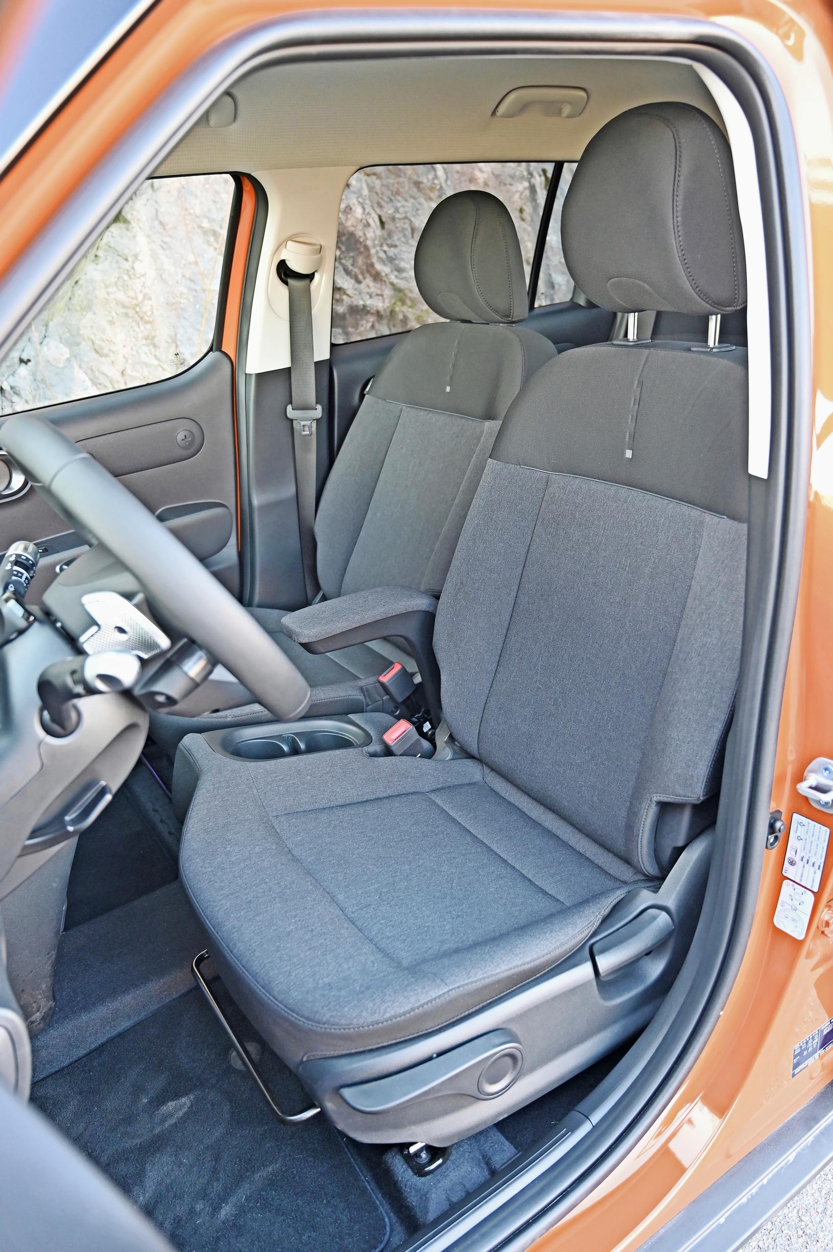 Hyundai insterin etuistuimet tarjoavat vain kohtalaisesti tukea ja manuaaliset perussäädöt kuljettajalle.