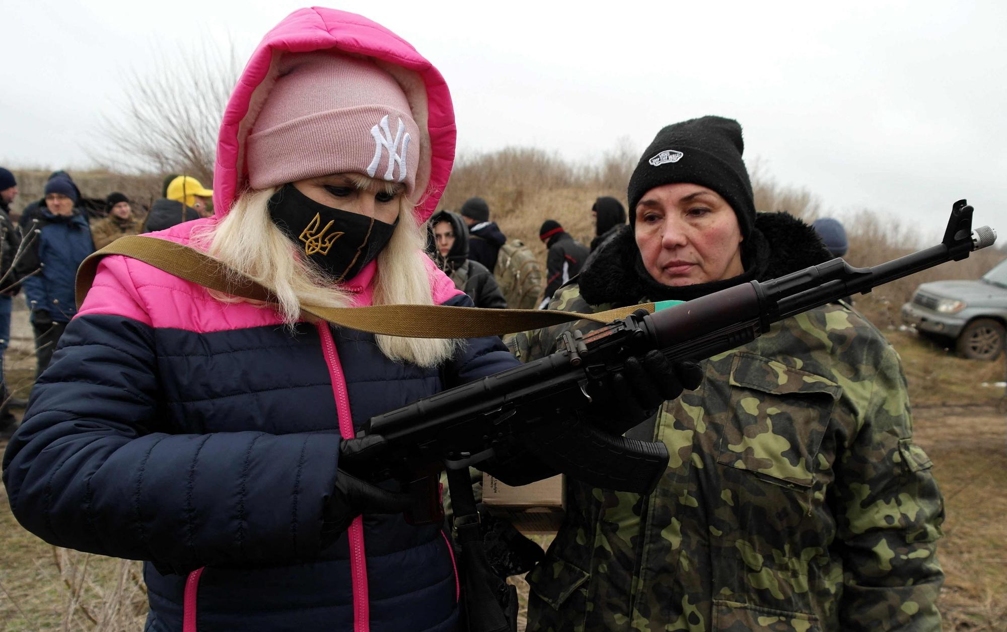 Naiset Ukrainan sodassa | Osa toimii tarkka-ampujina | Apu