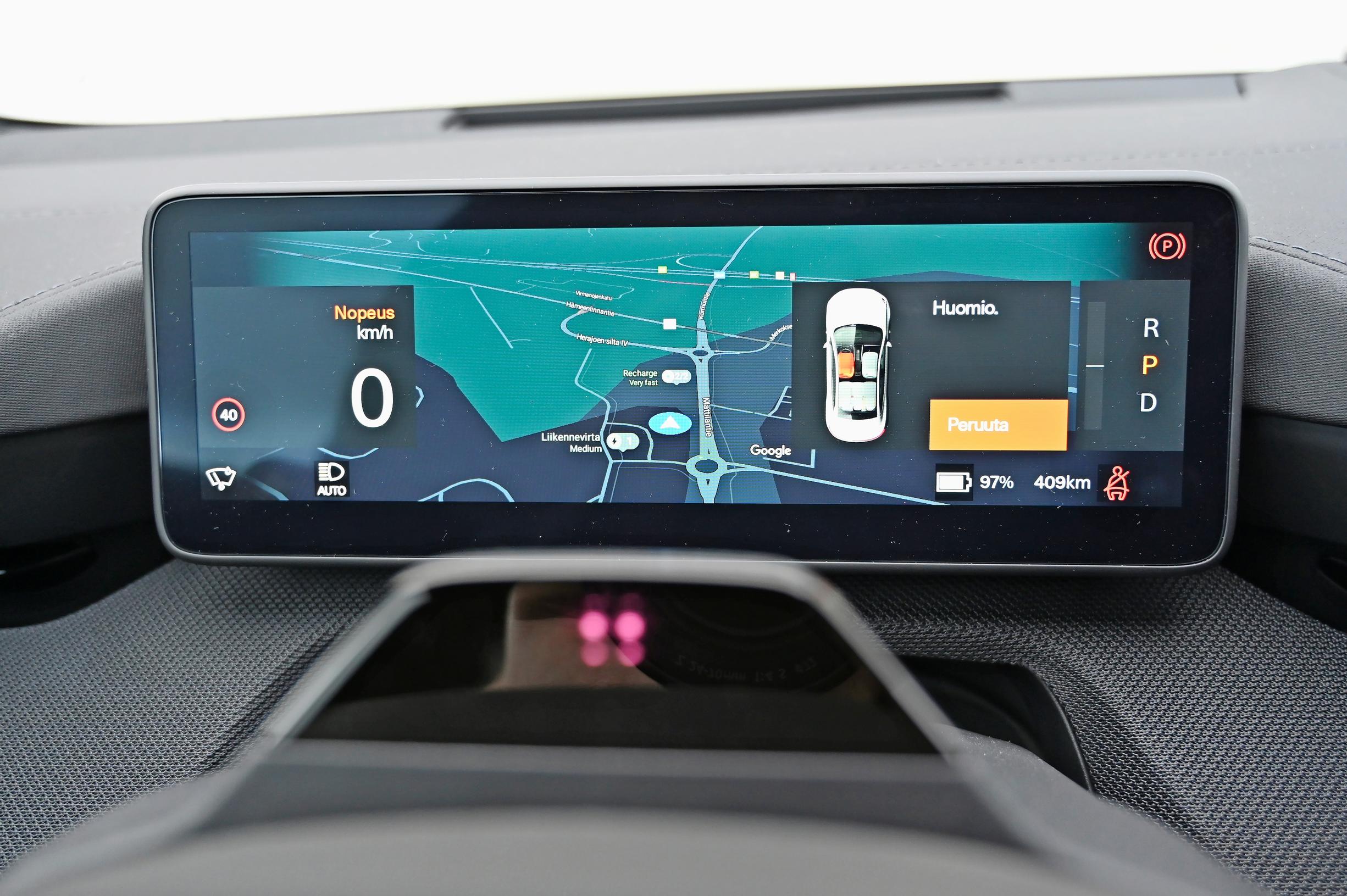 Polestar 4:n digimittaristo toimii moitteetta. Tuulilasinäyttö on lisävaruste.