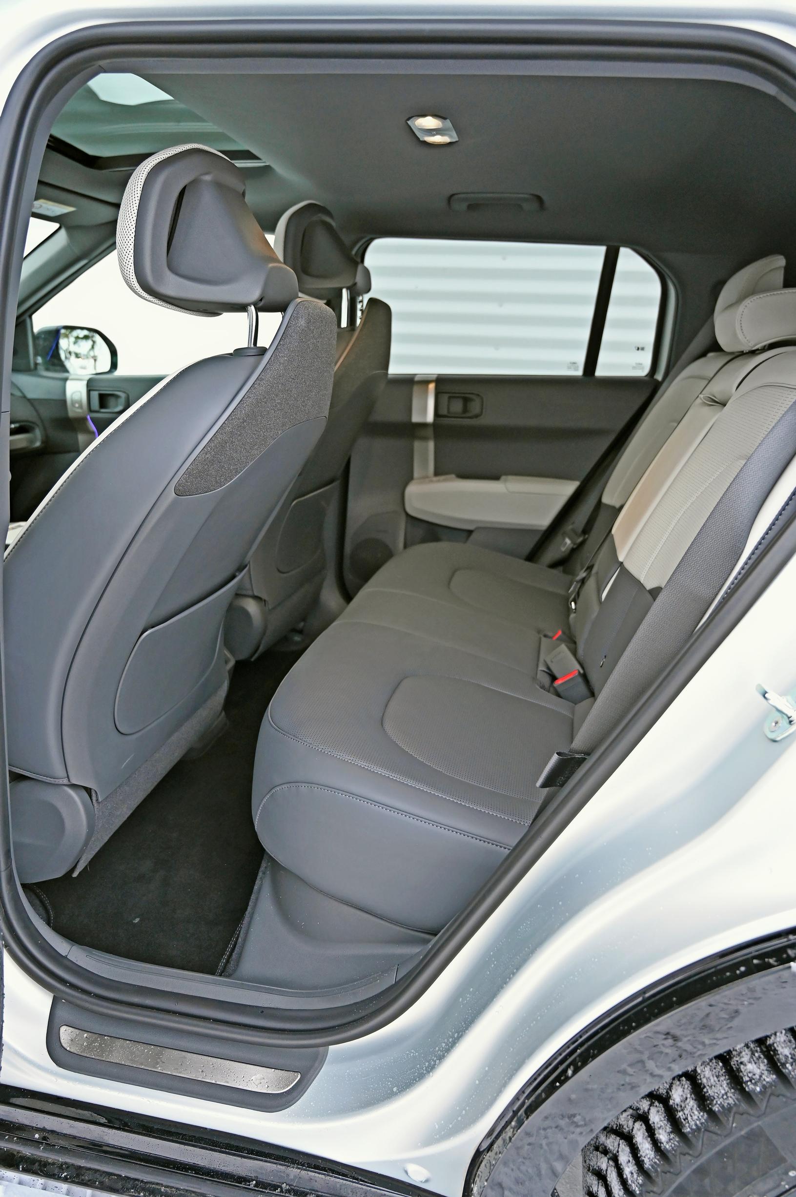 Kia EV3:n takana on hyvin pääntilaa, mutta polvitilojen osalta voi tulla helpommin ahdasta.