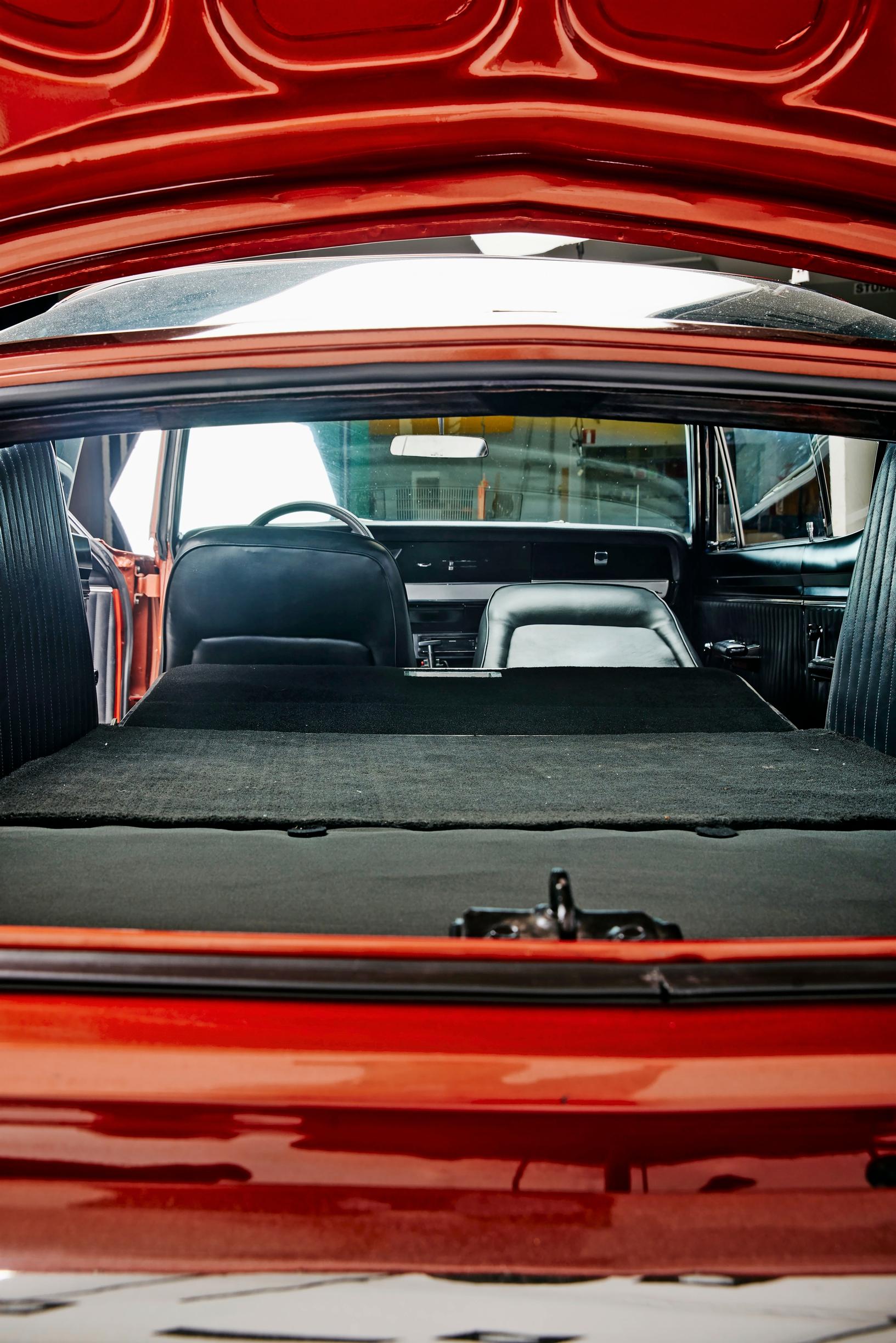 Plymouth Barracudassa on kaksioviseksi coupéksi varsin käytännöllinen tavaratila.