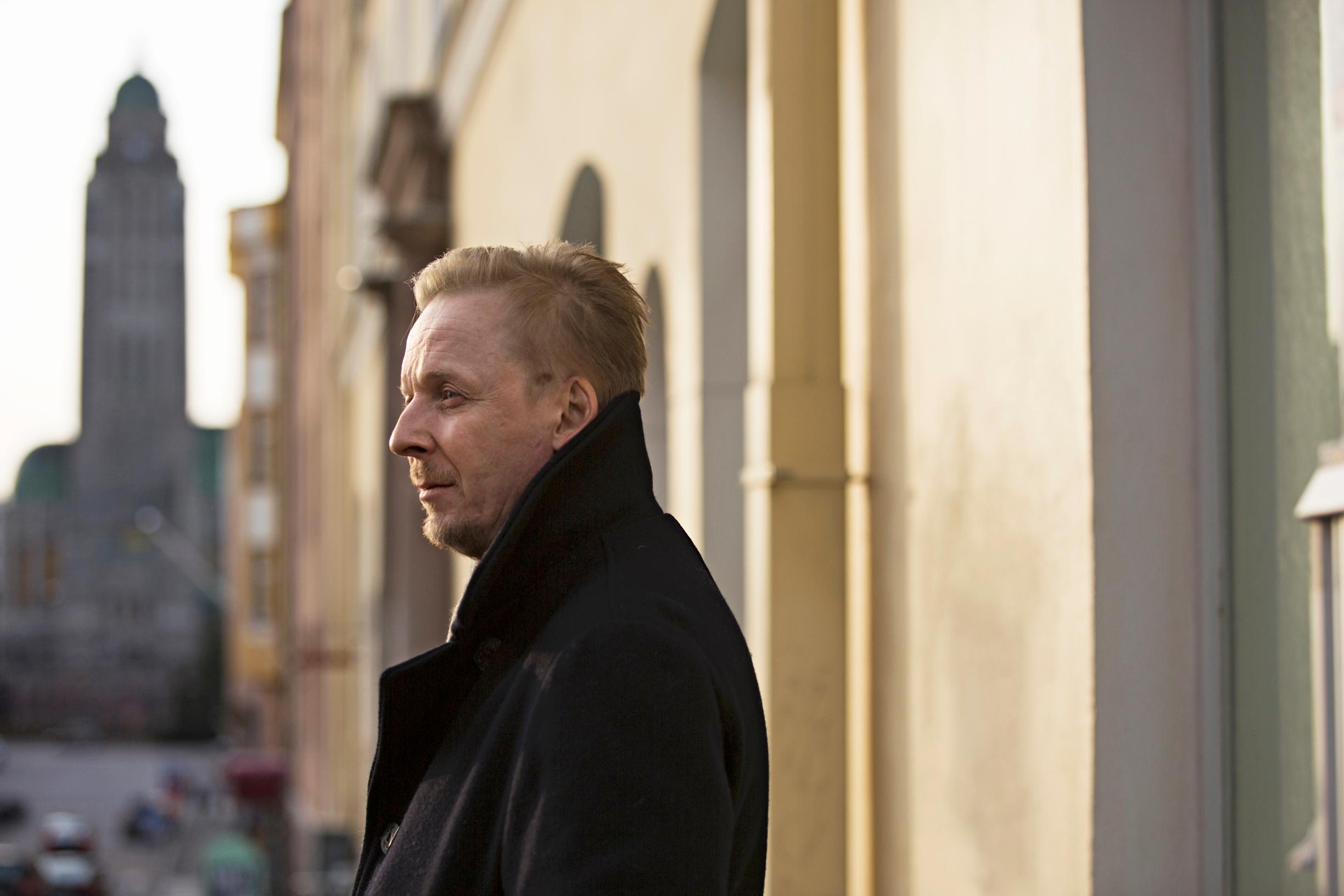 Eero Aho seisoo kadulla Helsingin Kalliossa.