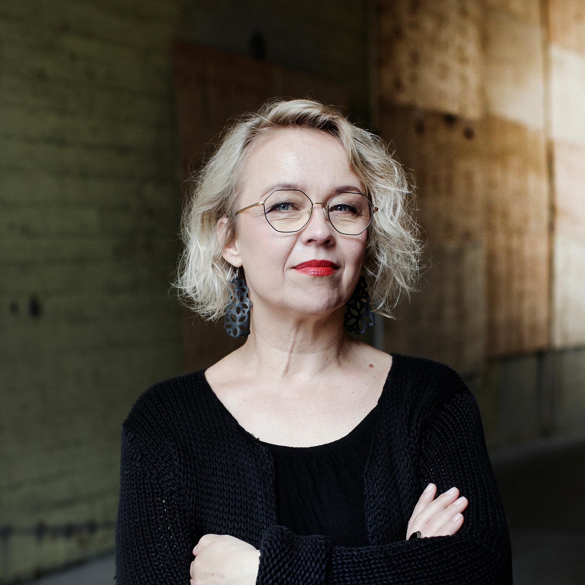 Keskustelija Anne Rautiainen teatterista: "Klassikot vaativat kysymään isoja kysymyksiä"