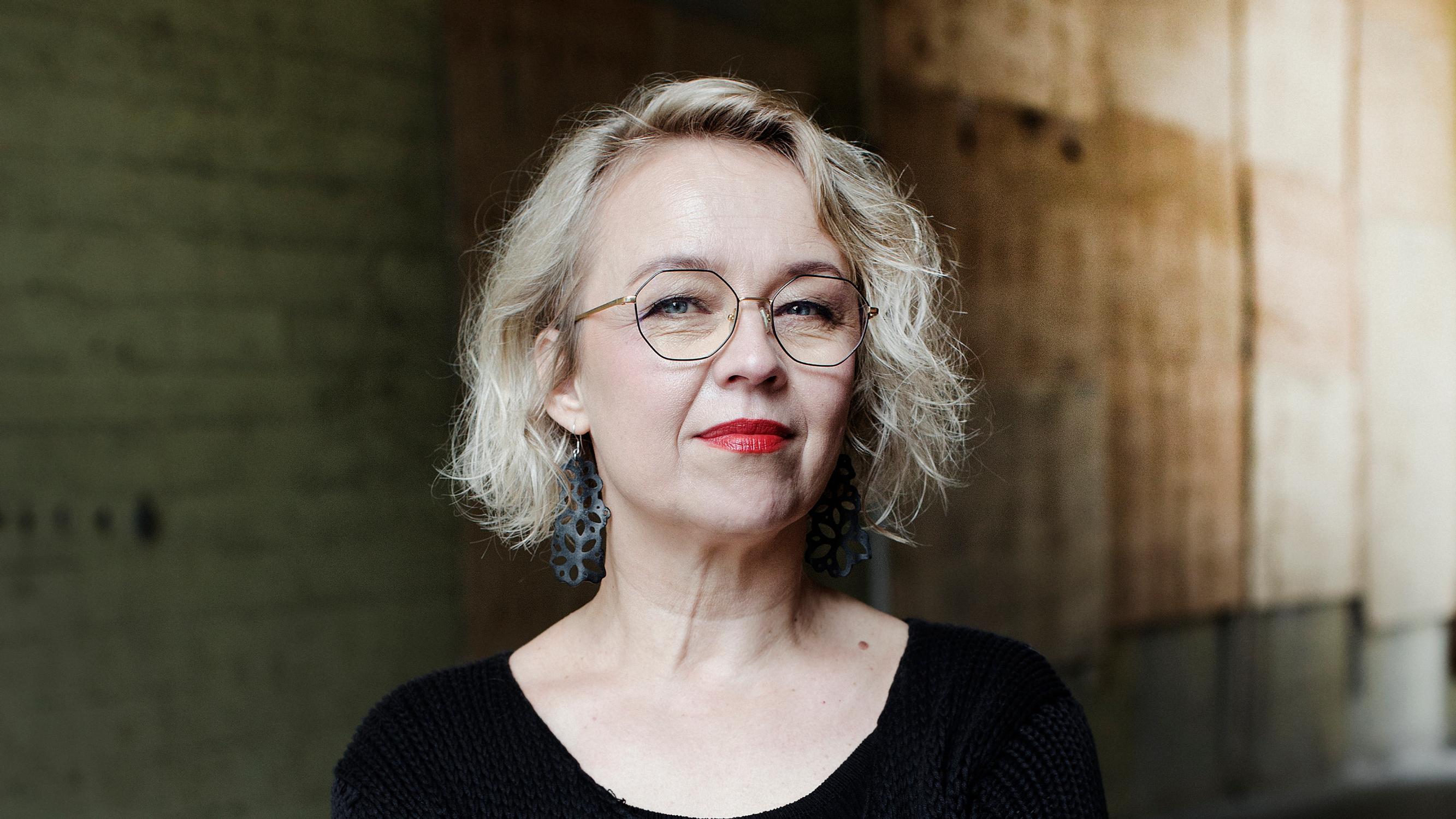 Keskustelija Anne Rautiainen teatterista: "Klassikot vaativat kysymään isoja kysymyksiä"