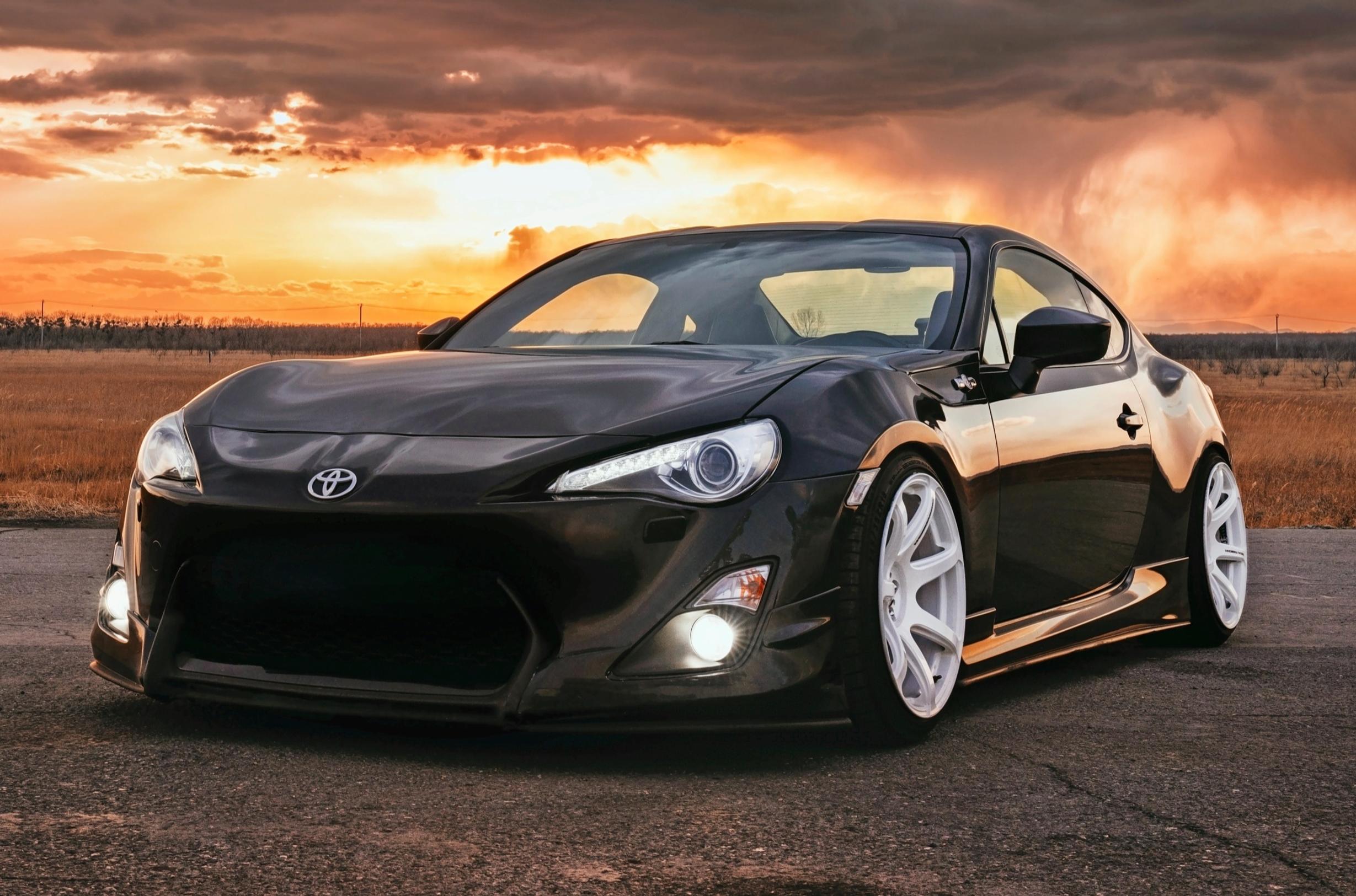 Toyota GT-86. Nyt olisi tarjolla takavetoa ja bokserimoottoria. Bokseri juoruaa, että tämä malli on kehitetty yhteistyössä Subarun kanssa.