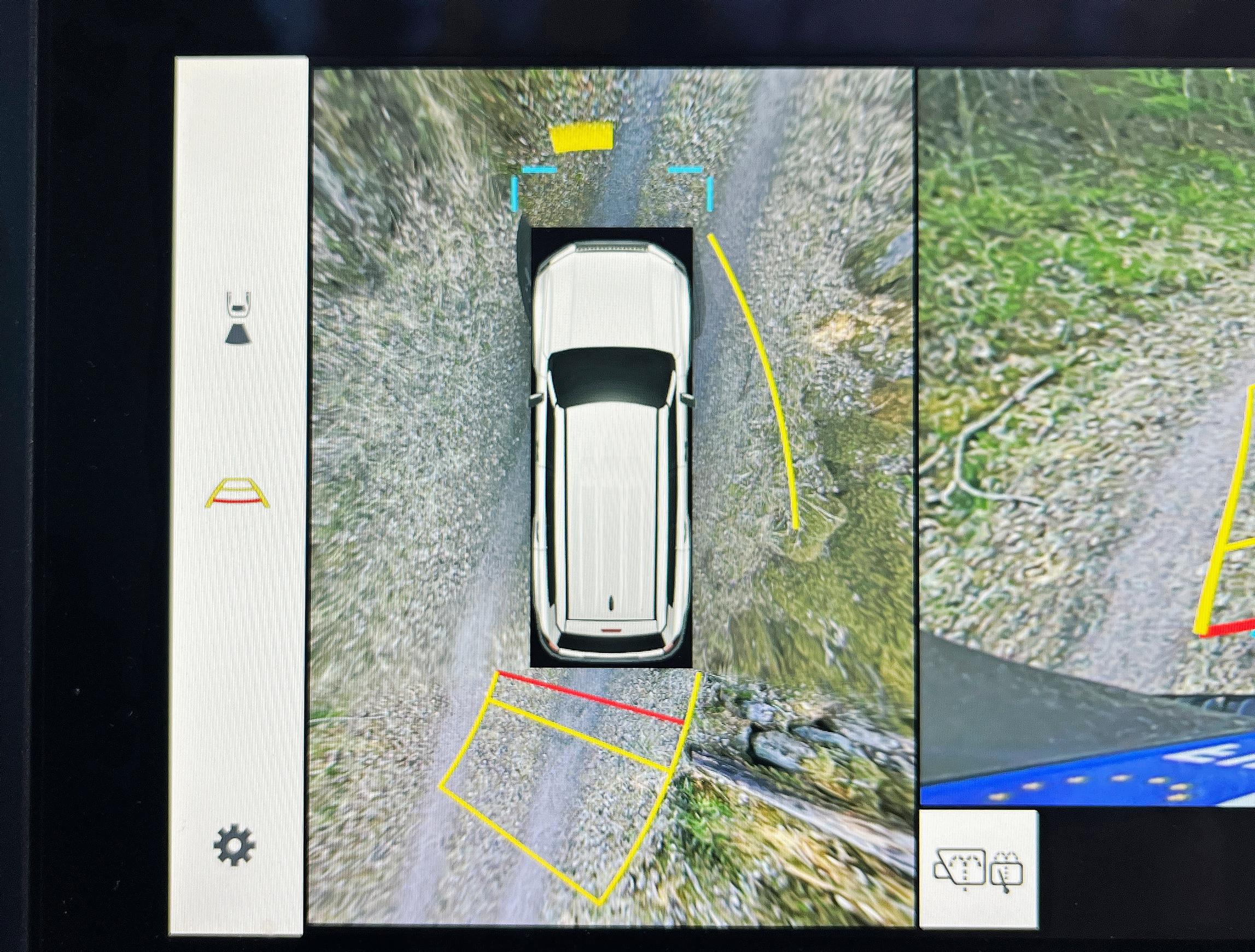 Uuden Toyota Land Cruiserin Multi Terrain Monitor -maastokamerajärjestelmä on erittäin kätevä apu maastossa, mutta myös pysäköintipaikoilla leveän ja pitkän auton ruutuun sovittelun yhteydessä. Järjestelmä sisältyy sekä Prestige- että Executive-varustetasoihin.