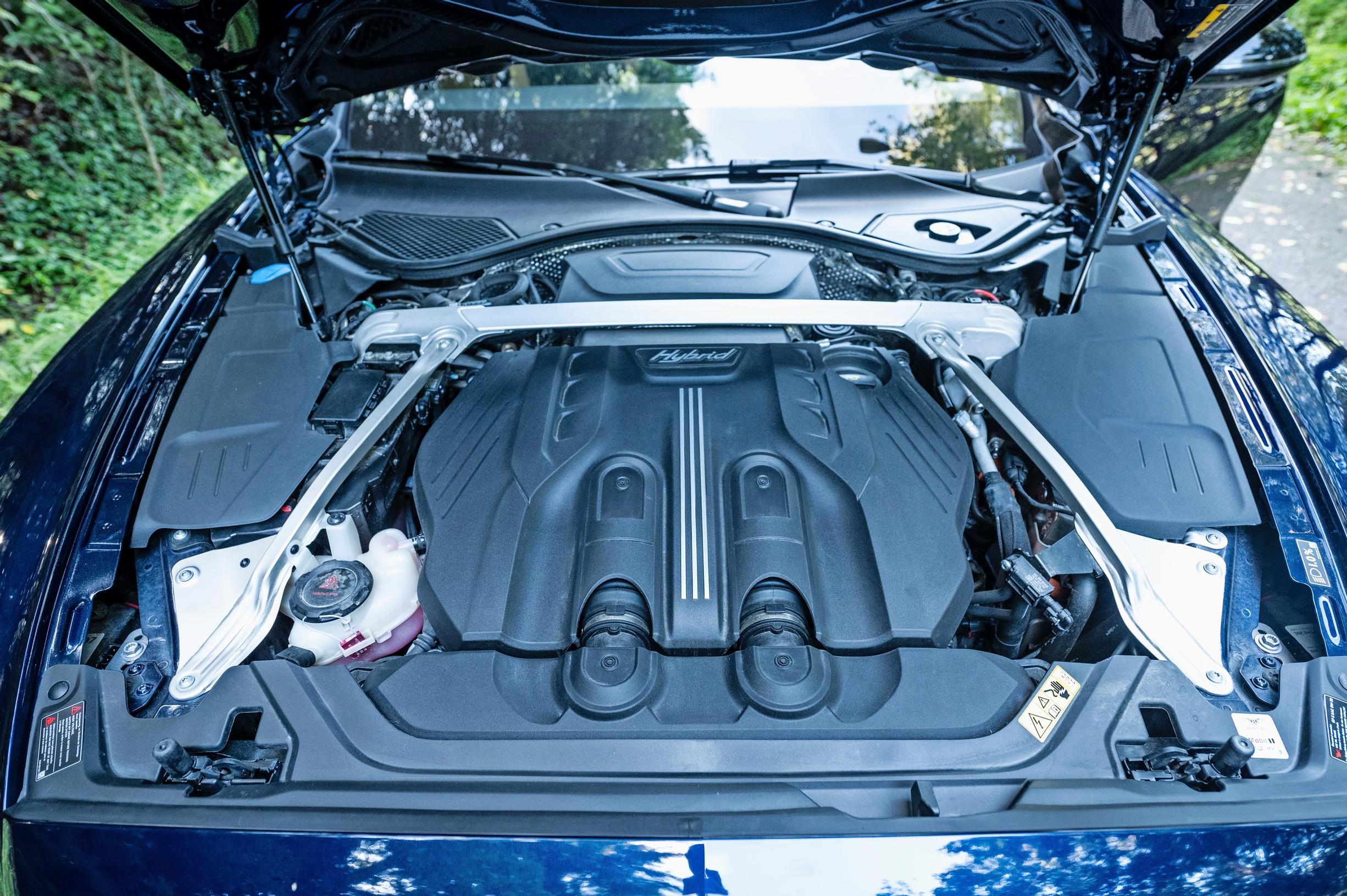 Bentley Flying Spur Hybrid S:n hybriditekniikan äänetön toiminta ja nopea vaste kompensoivat turboahtimeen usein yhdistetyt viiveet.