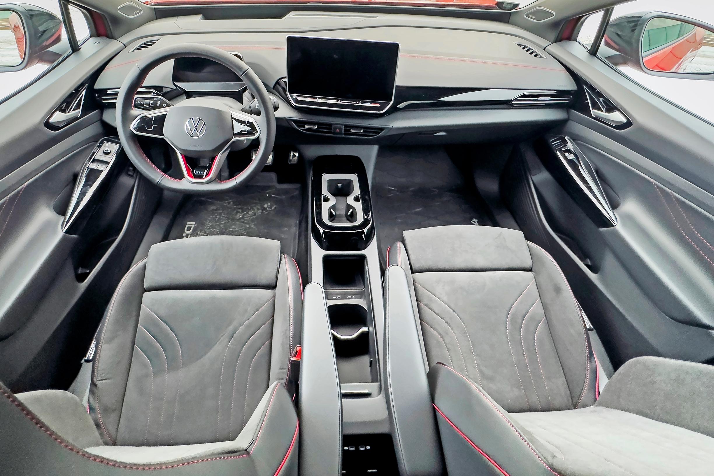 Volkswagen ID.4 GTX:n ohjaamonäkymät ovat tyypillistä Volkswagen-arkkitehtuuria. Ei valittamista.