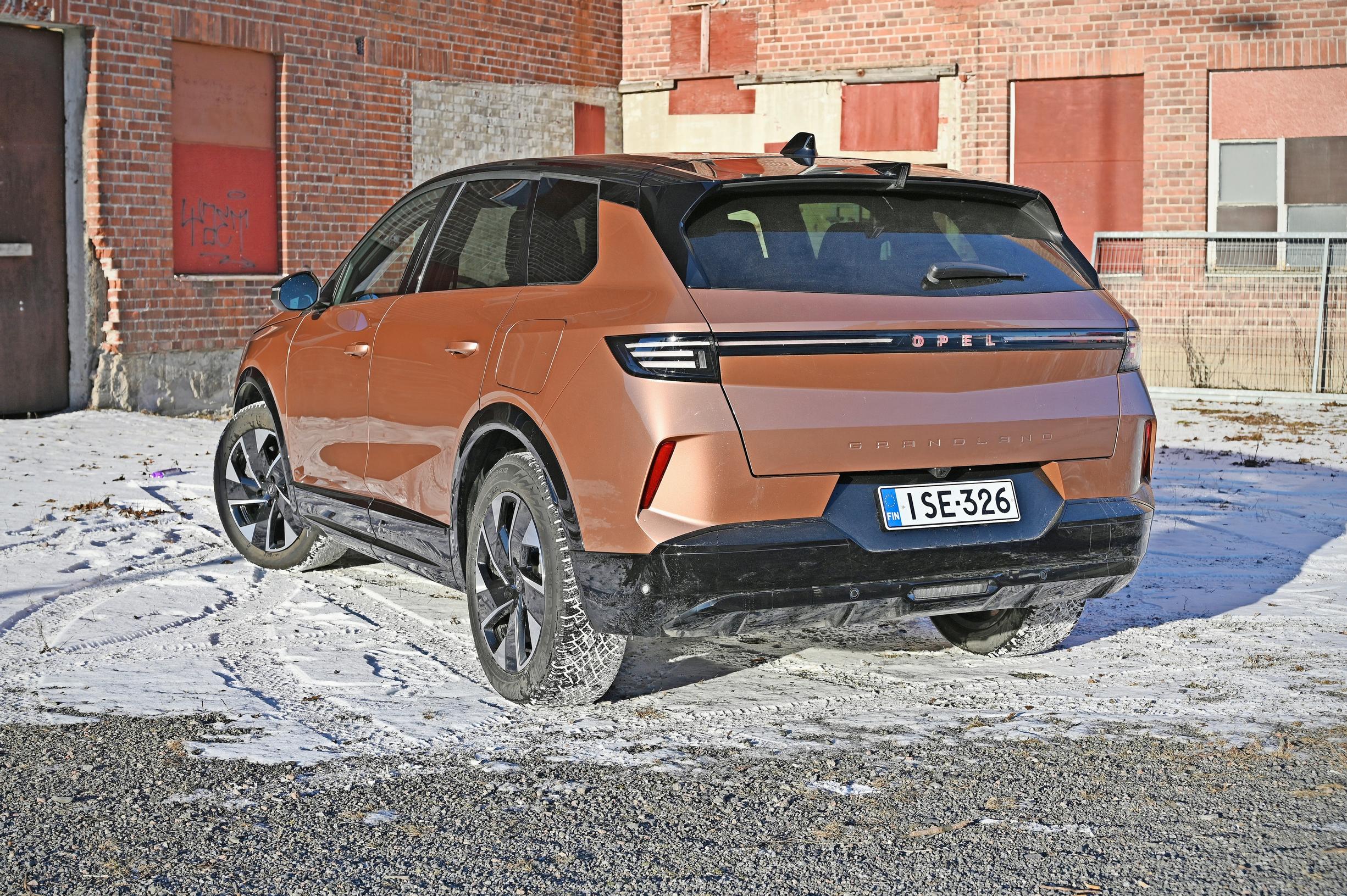 Uuden Opel Grandlandin jousitus on yksioikoisen kova. Auto heilahtelee, nypyttää, keinahtelee ja tömähtelee kuoppaisella tai epätasaisella tiellä tavalla, joka alkaa pidemmän päälle ärsyttää. Sileällä Grandland etenee siististi.