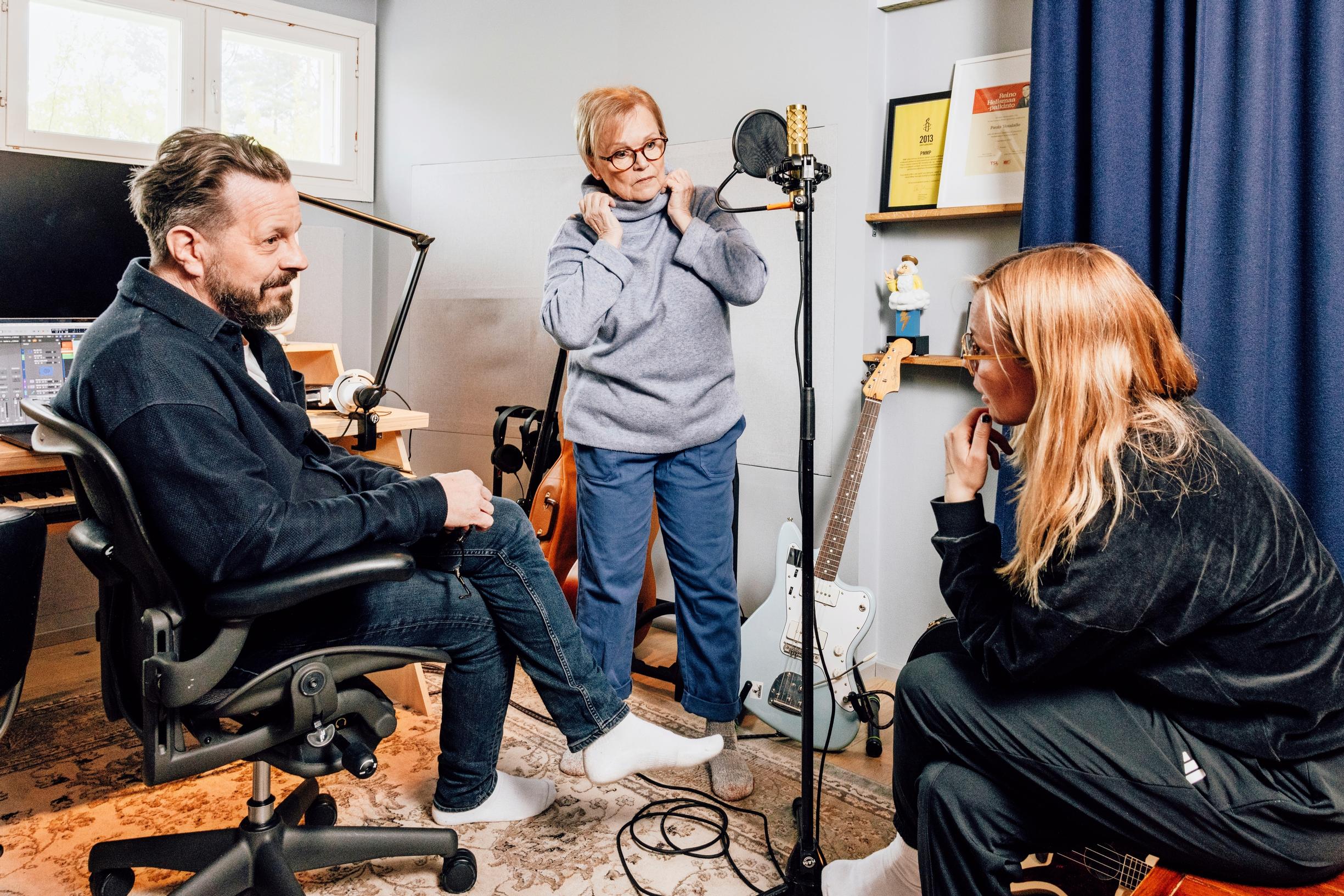 Konsertin musiikillinen johtaja Leri Leskinen, Katri Helena ja konsertin käsikirjoittaja ja dramaturgi Paula Vesala treenaavat päätöskonserttia varten Vesalan kotistudiolla.