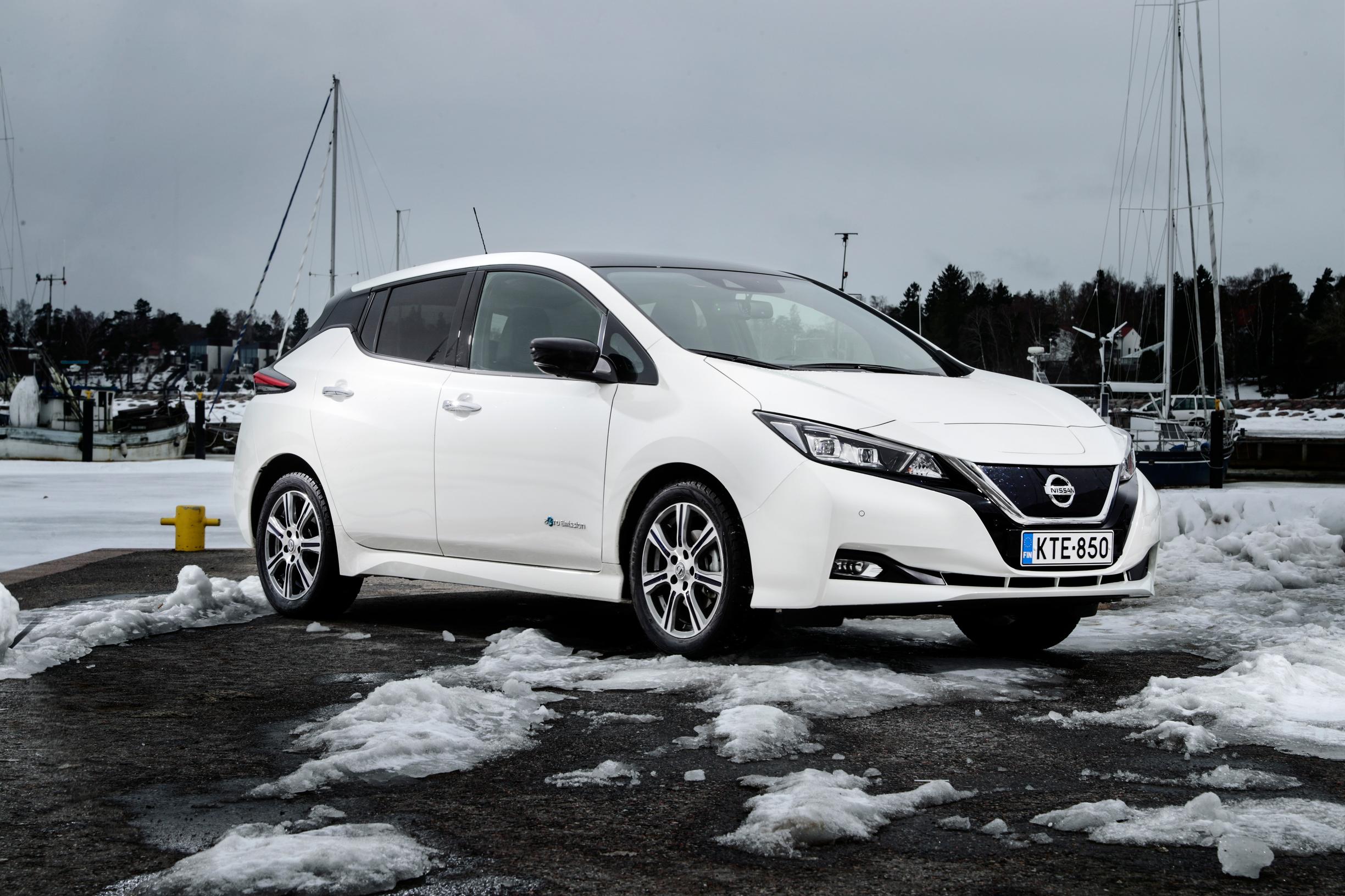 Tuulilasin koeajossa Nissan Leaf