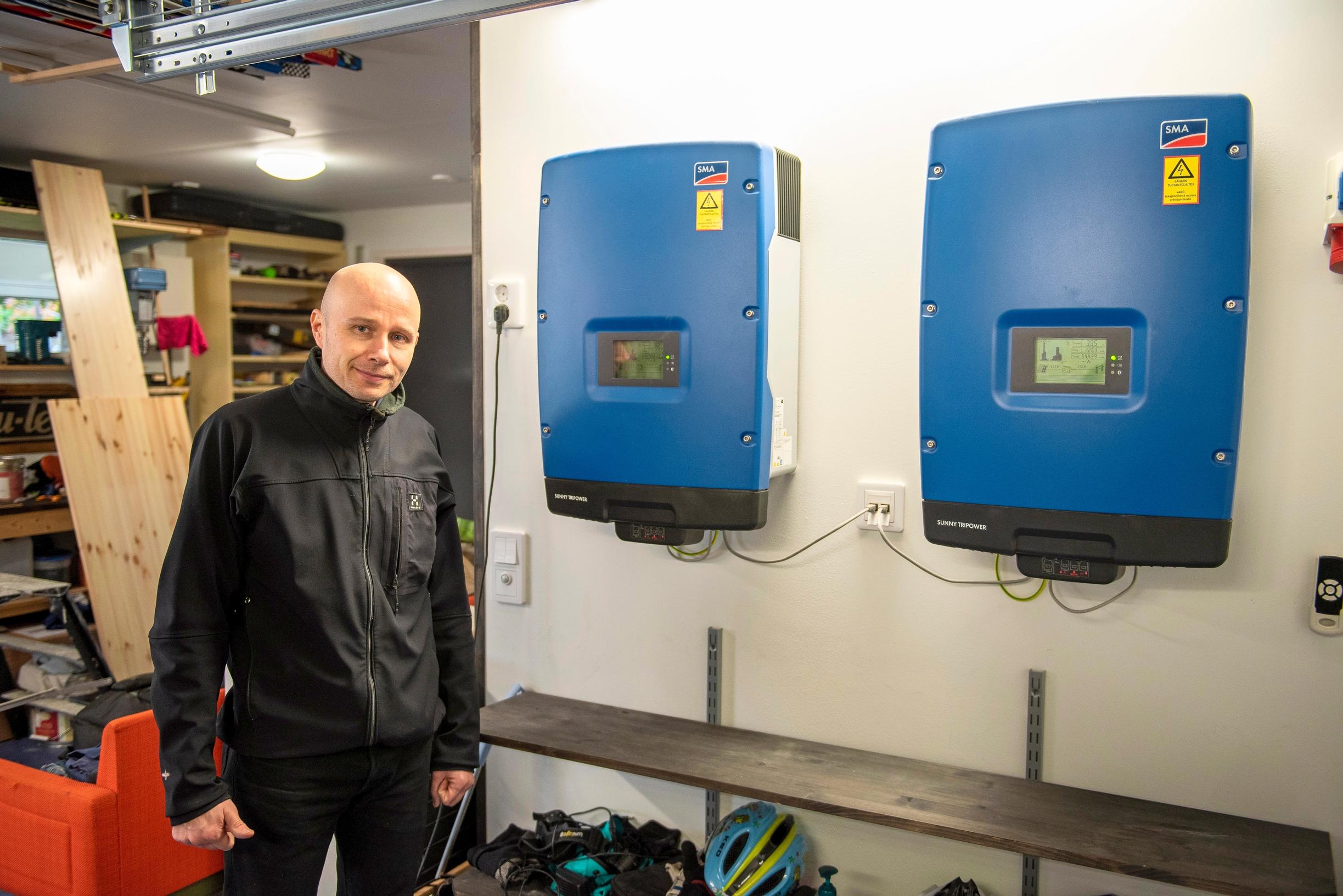 Aurinkoenergia: Aurinkoinvertteri muuntaa aurinkopaneeleilta tulevan sähkön sähköverkkoon sopivaksi.
