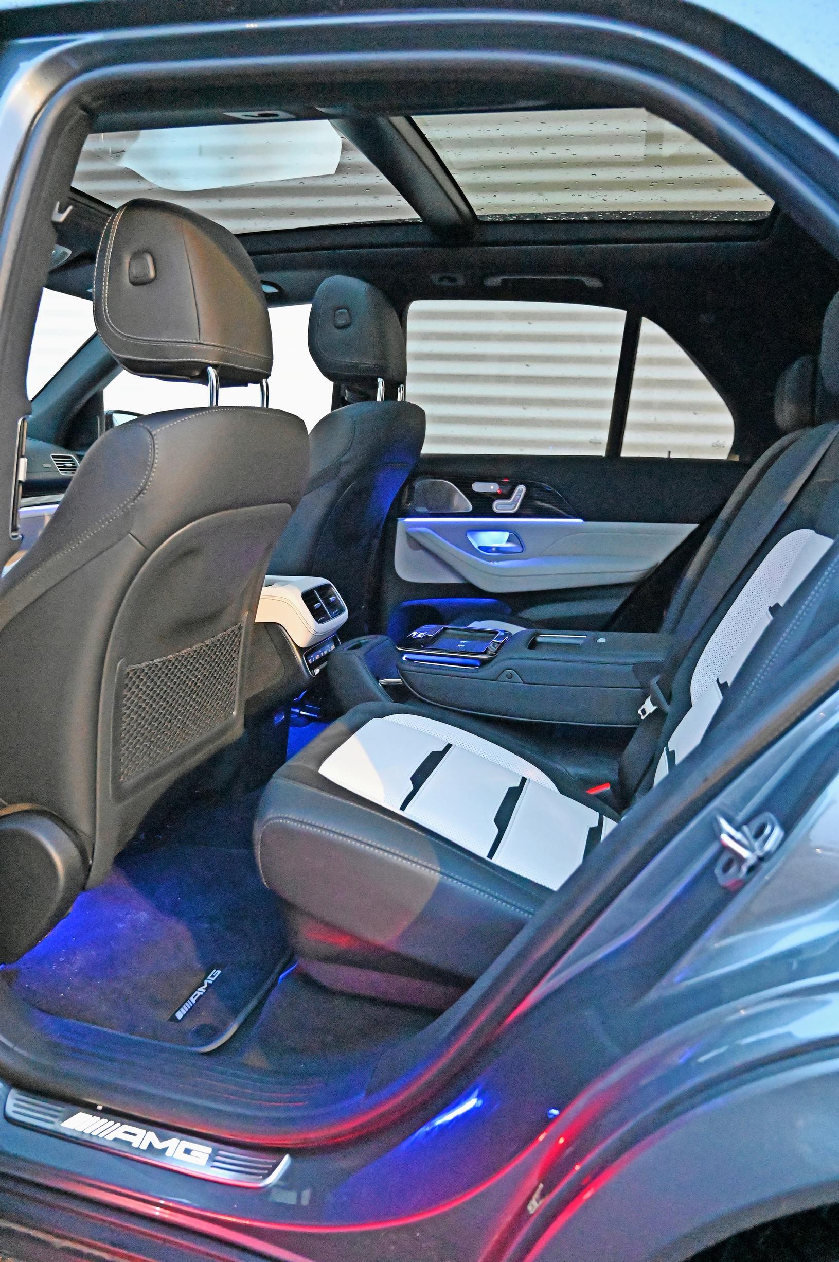 Mercedes-AMG GLE 53 e:n takaistuin on suunniteltu kahden matkustajan ehdoin. Tilaa on likipitäen ylellisesti, ja reunapaikkojen säädöt (lisävaruste) toimivat sähköisesti.