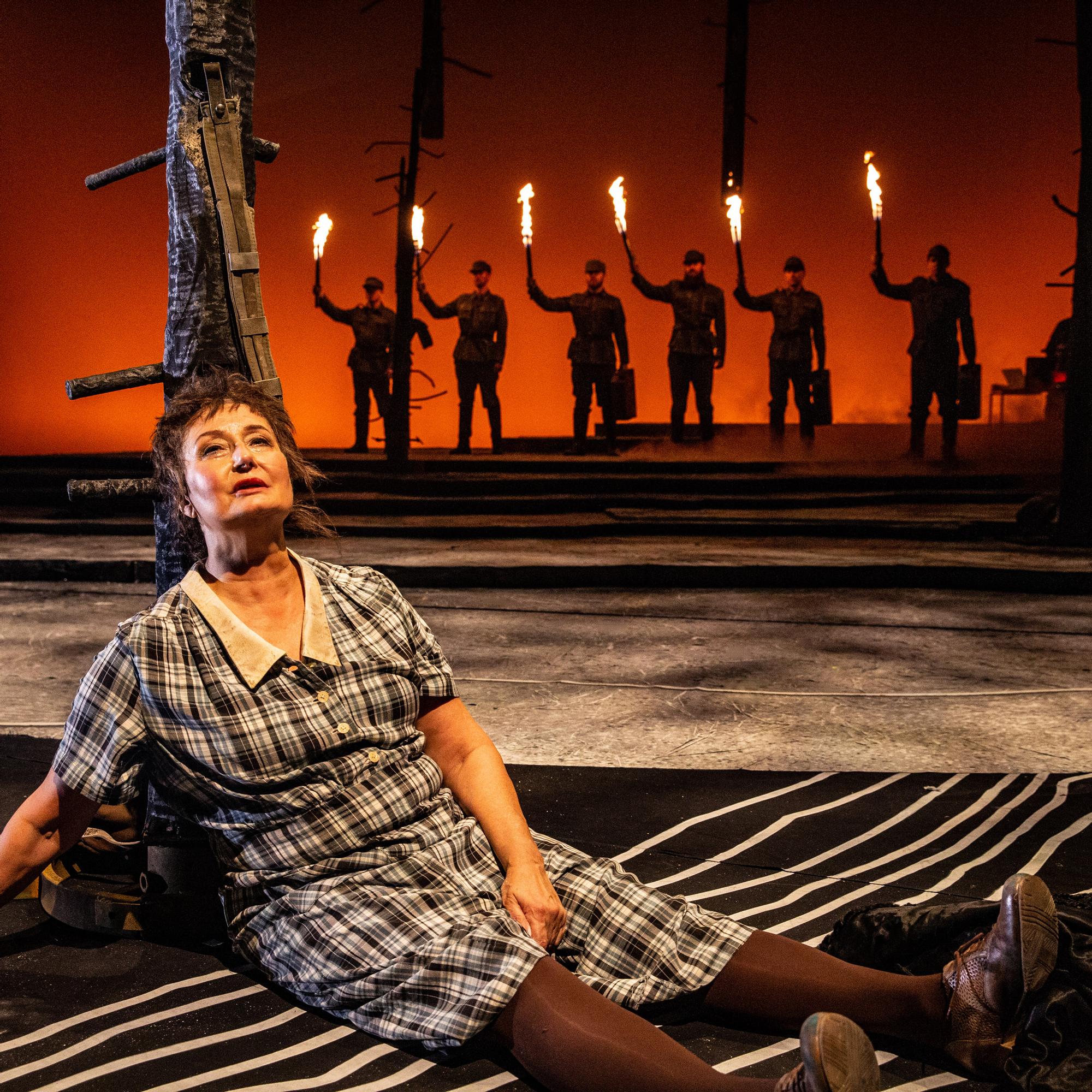 Ei kertonut katuvansa – Sota-ajan naiset eivät suostu häpeämään Helsingin kaupunginteatterissa – Tommi Kinnusen menestysteos vakuuttaa myös näyttämöllä