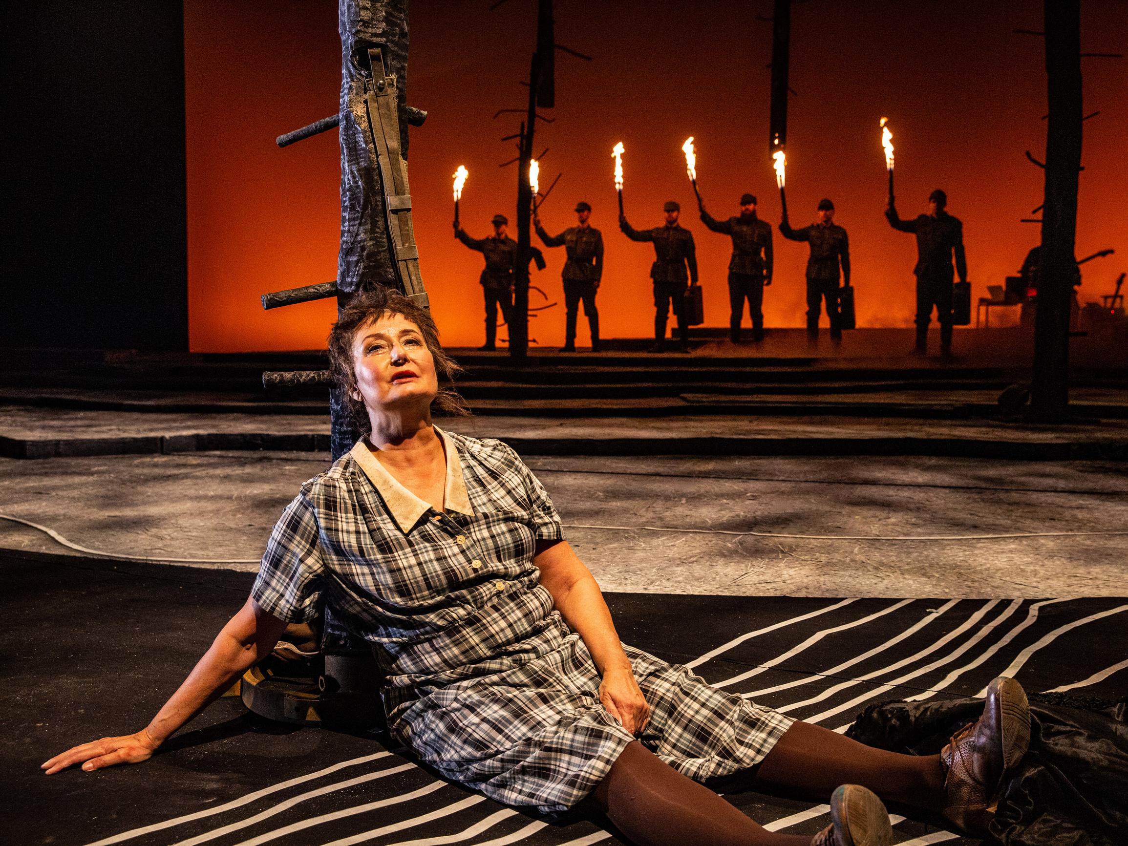 Ei kertonut katuvansa – Sota-ajan naiset eivät suostu häpeämään Helsingin kaupunginteatterissa – Tommi Kinnusen menestysteos vakuuttaa myös näyttämöllä