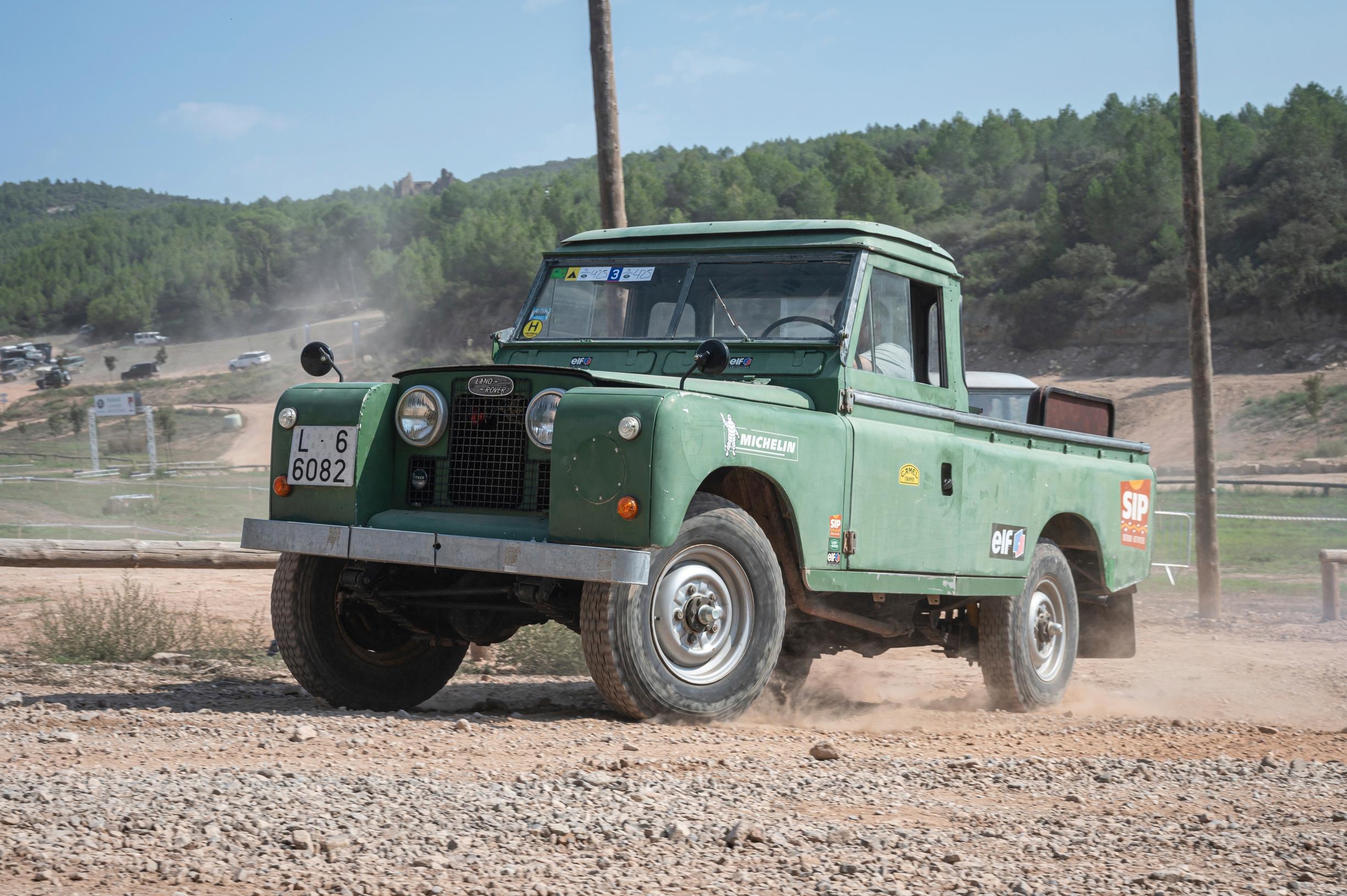 Land Rover ja varsinkin vanhat Lantikat ovat umpikorisia, mutta niitä on tehty myös avonaisina ja jopa lava-autoina. Nämä pick-upit ovat todellisia kuormamuuleja.