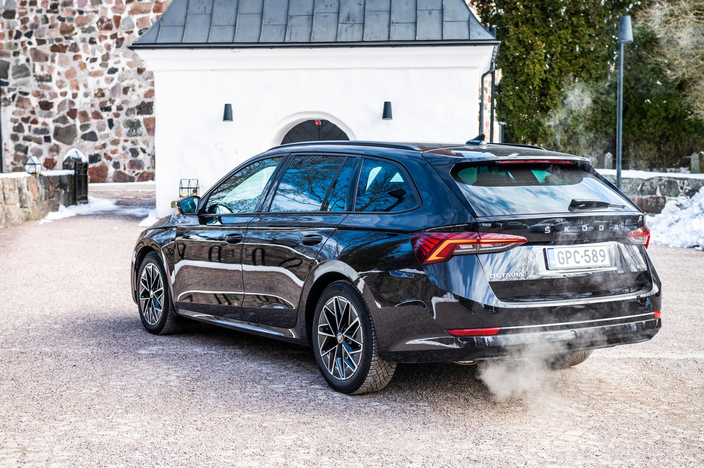 Skoda Octavia Combi -kevythybridi Tuulilasin koeajossa. 