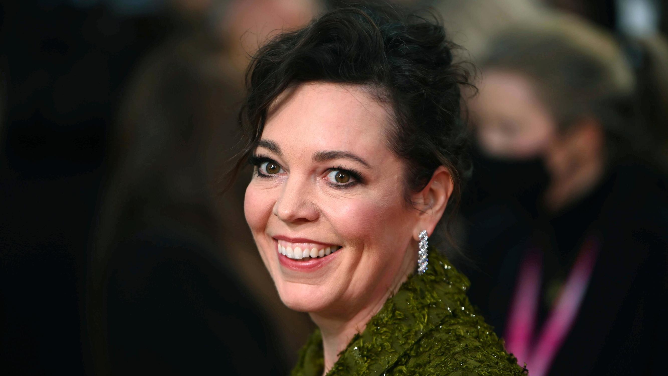 Näyttelijä Olivia Colman sai tylyn neuvon kuningatar Elisabetin rooliin The Crown -sarjassa: ”Voisitko kävellä vähemmän kuin maanviljelijä”