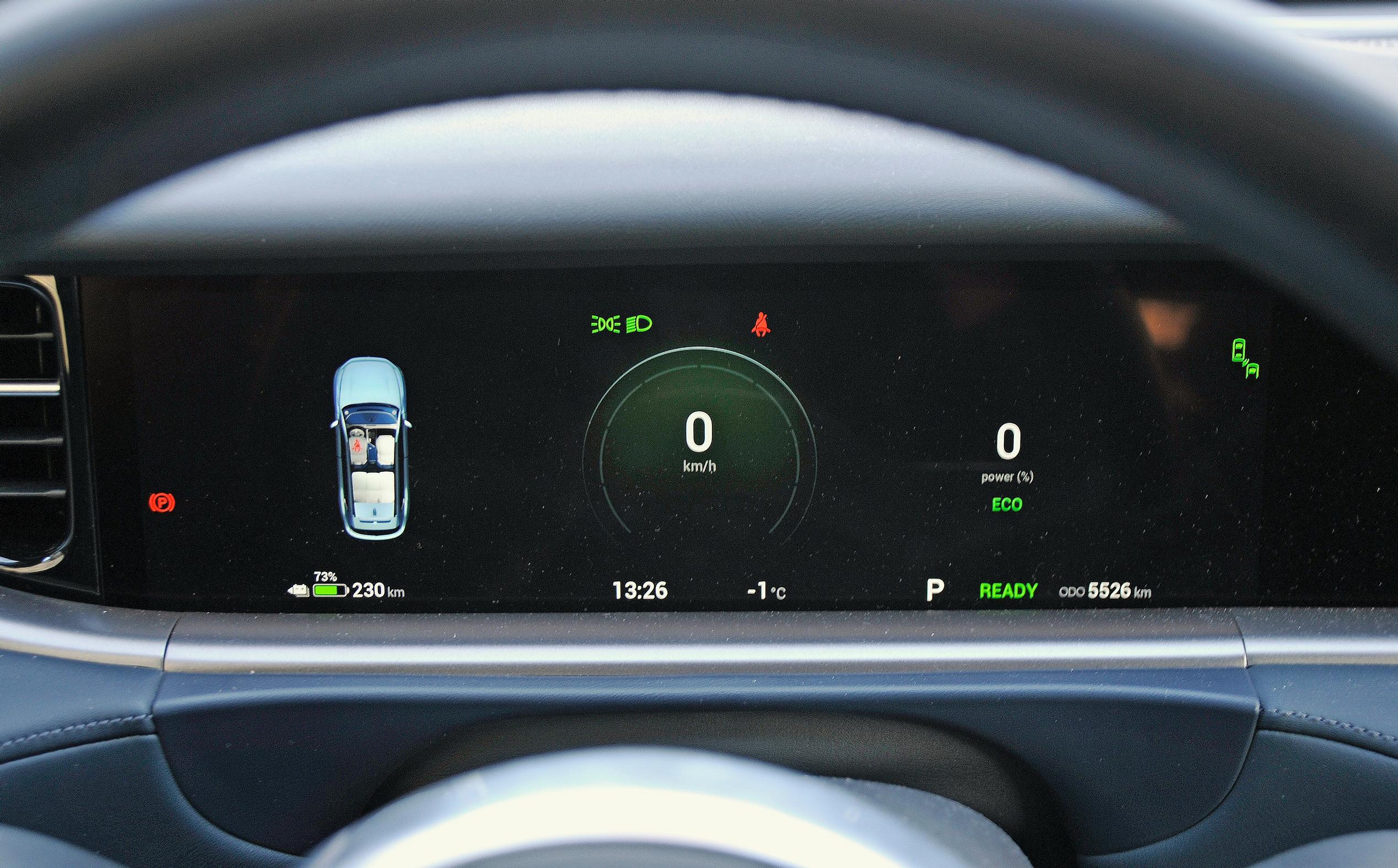 Voyah Freen digimittaristo on luonnollisesti muokattava, ja siihen saa myös pimeänäköavustimen. Voyah Free tuli Suomeen | Uusi kiinalainen sähköauto | Koeajo