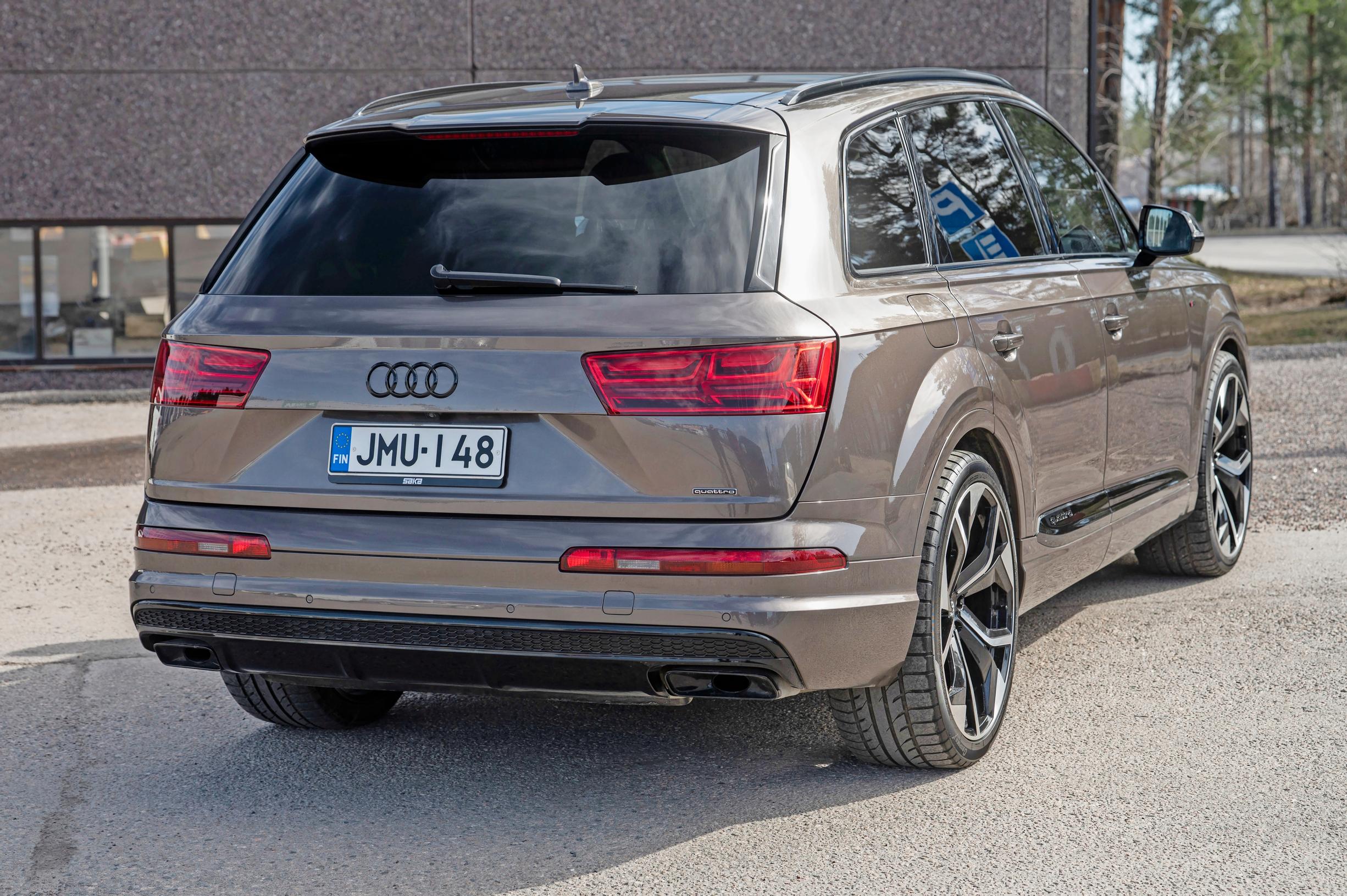 Audi Q7 vuosimallia 2017 Tuulilasin koeajossa