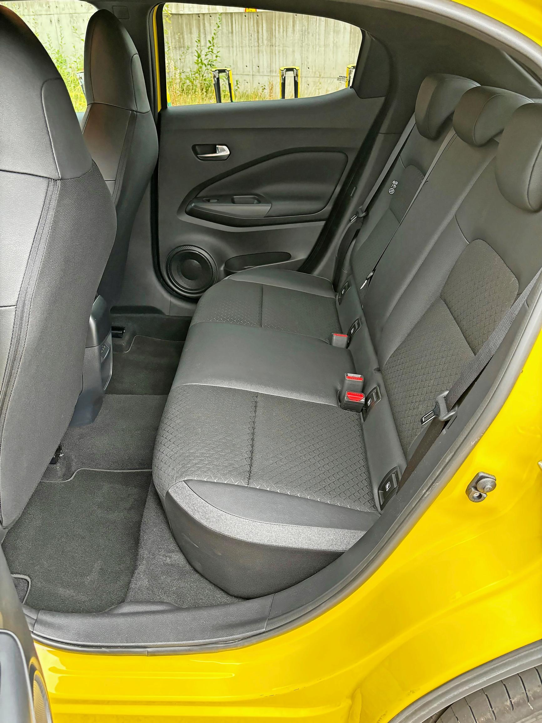 Nissan Juke Hybridin takaistuimen pääntilat on uhrattu muotoilun alttarille. Kouluikäisiä tämä ei tietenkään haittaa.