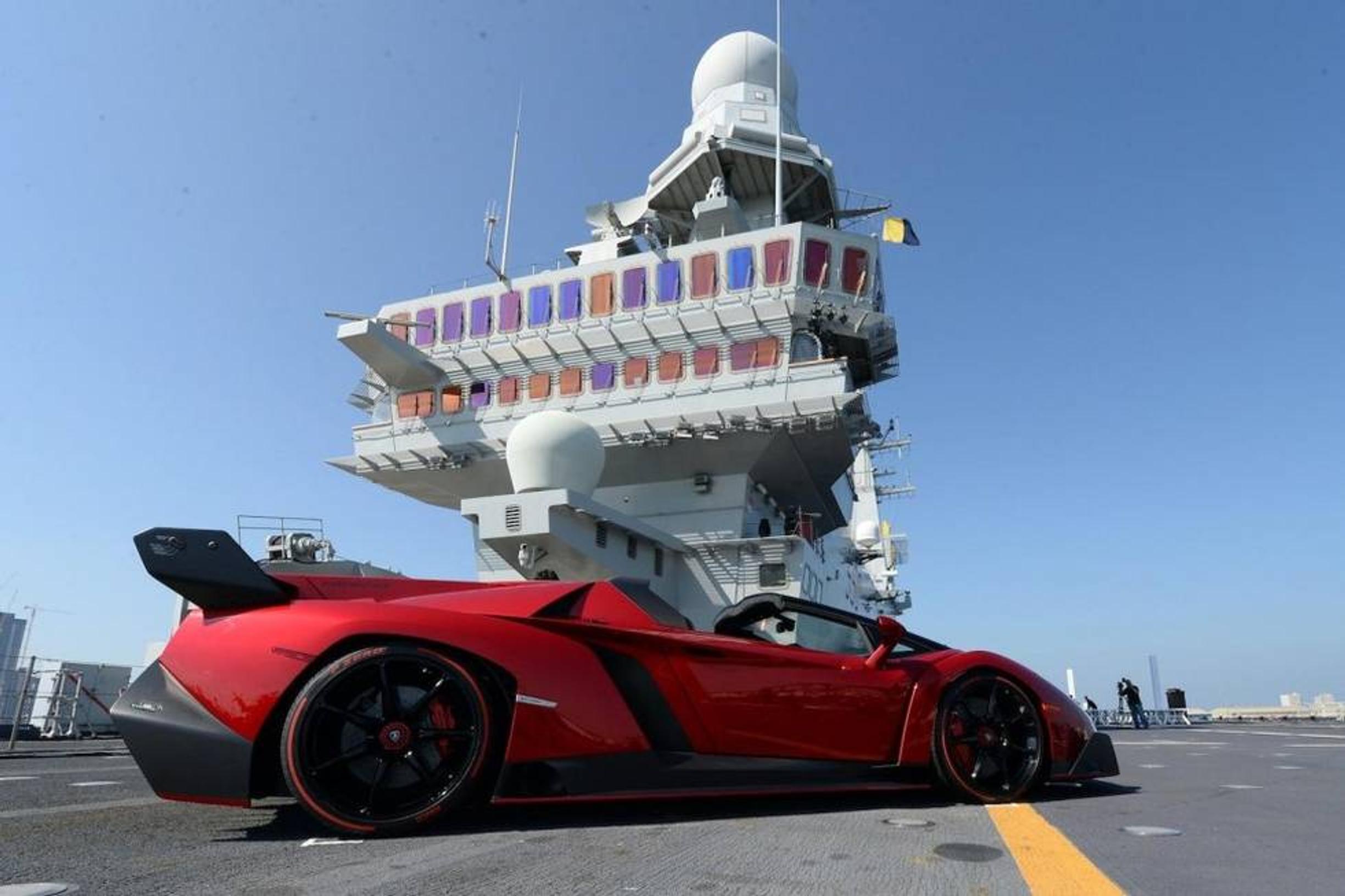 Lamborghini esitteli uutta superautoaan lentotukialuksella