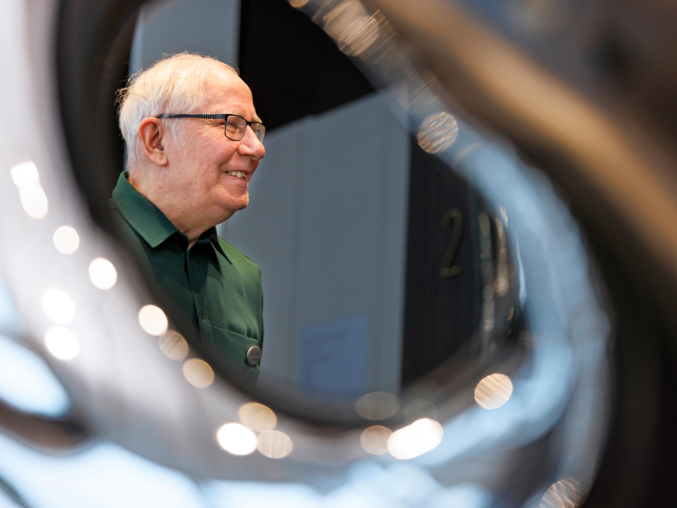 Serlachiuksen taidemuseon mestariopas Vuohelainen hyppää yhä seivästä: ”Minulla on neljä mestaruutta veteraanisarjassa”